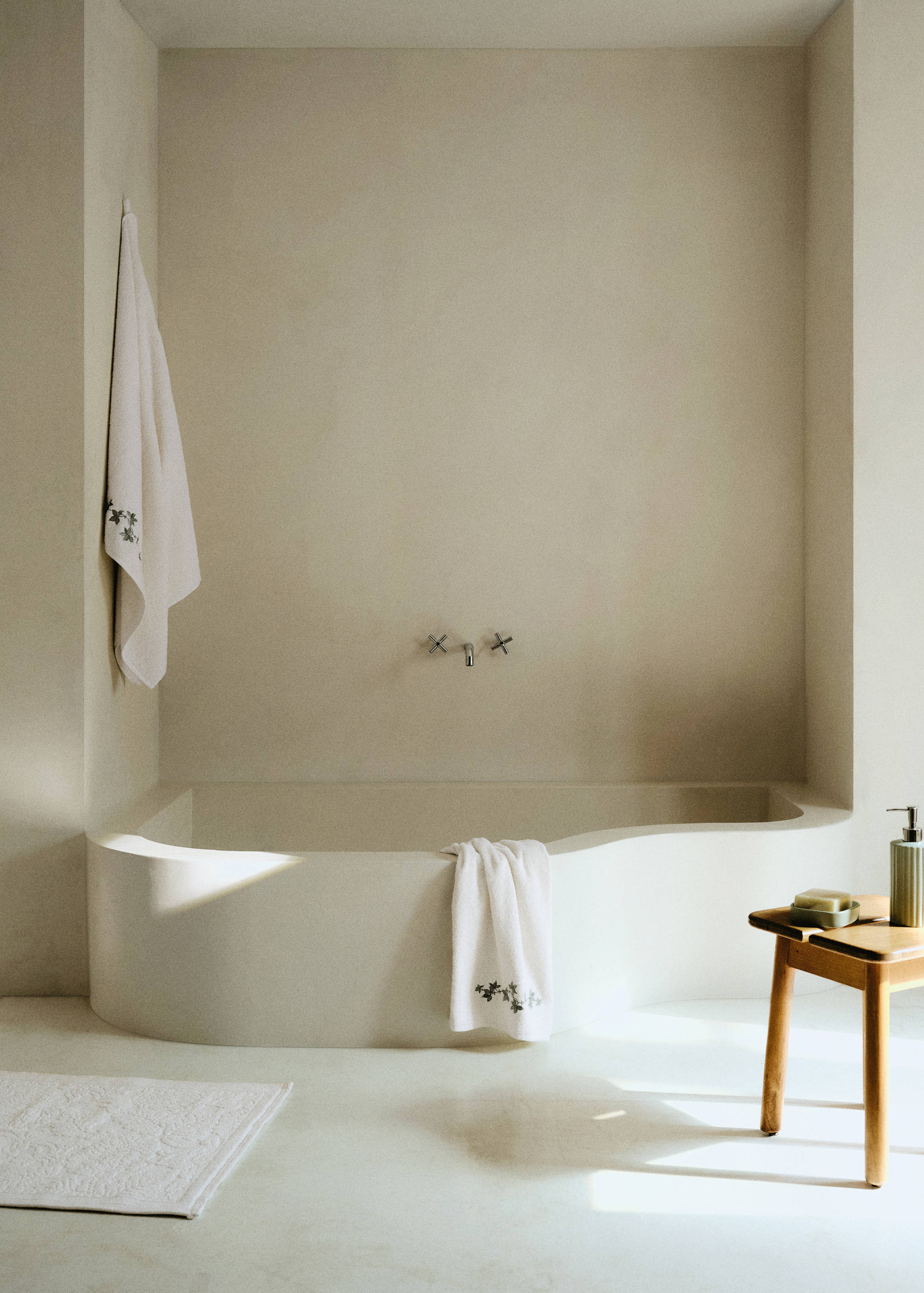 Cotton floral-embroidered bath towel - Details of the article 6