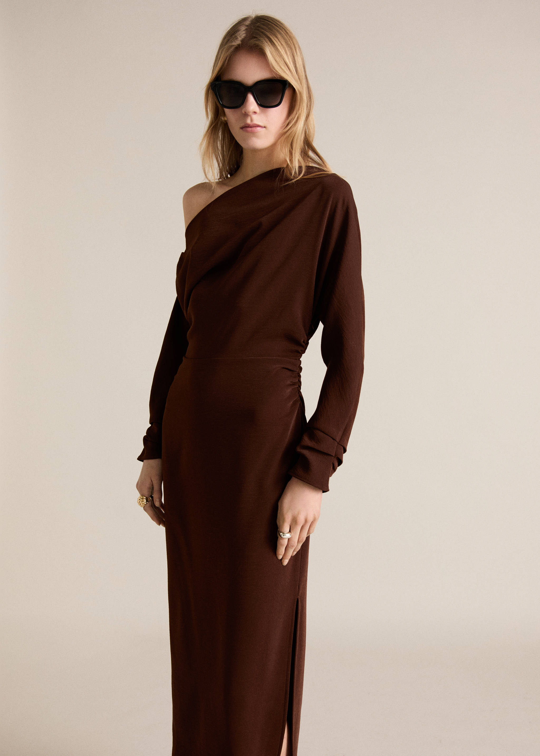 Asymmetrical dress with gathered sides - Details of the article 6