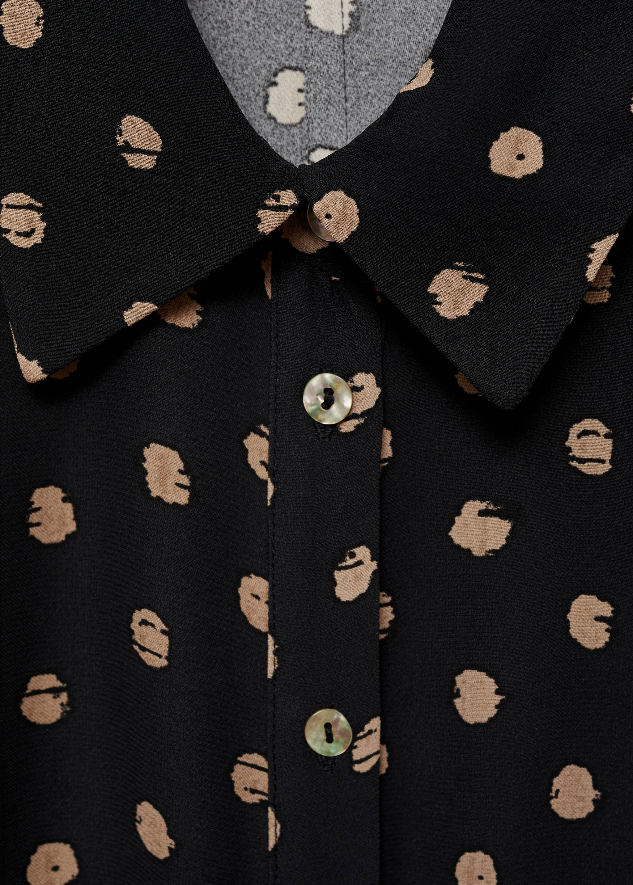 Gestippelde overhemdjurk met knoopdetail - Detail van het artikel 8