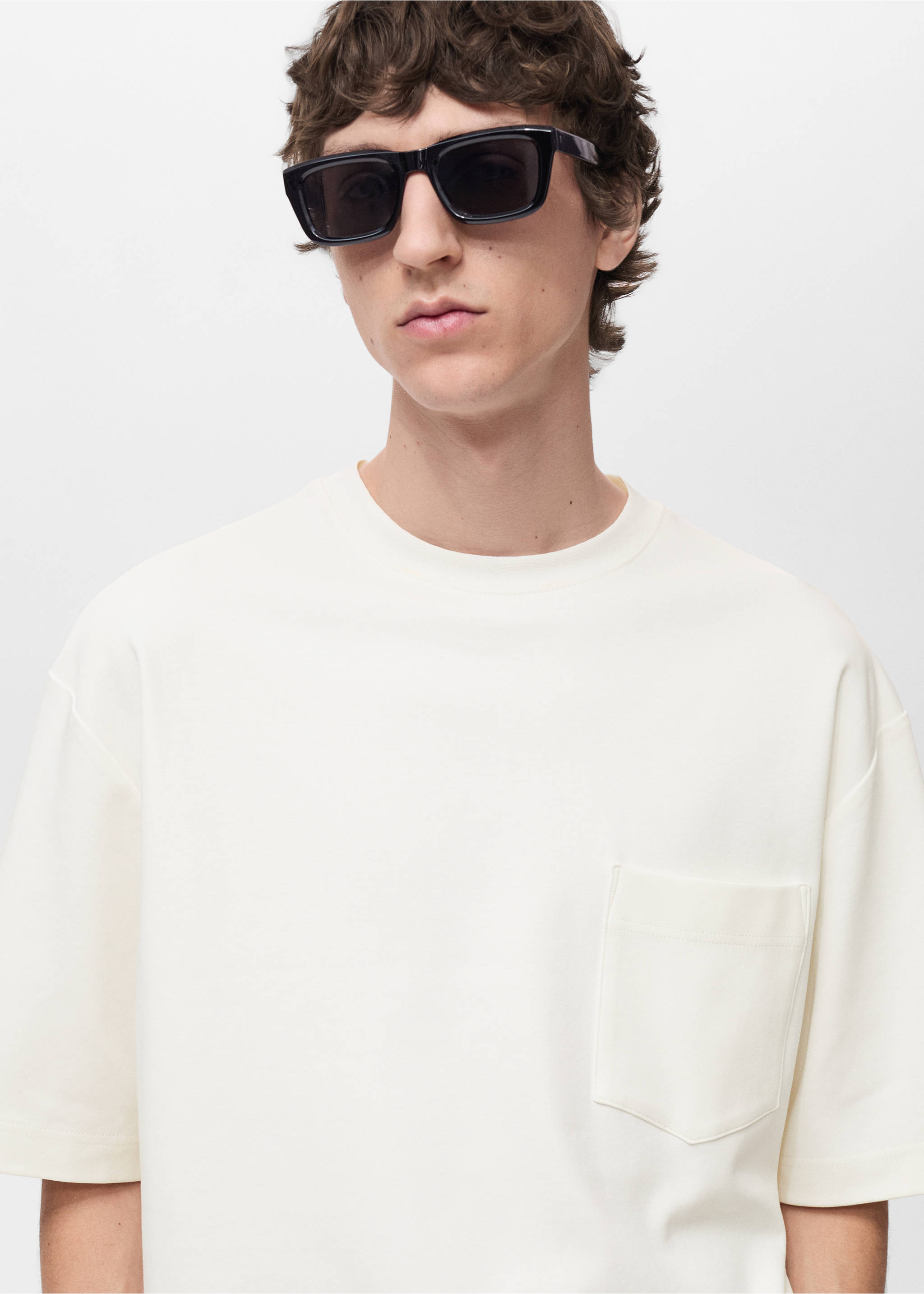 Oversized t-shirt with pocket - Details of the article 1, Off White. Ref: 87004407-00.