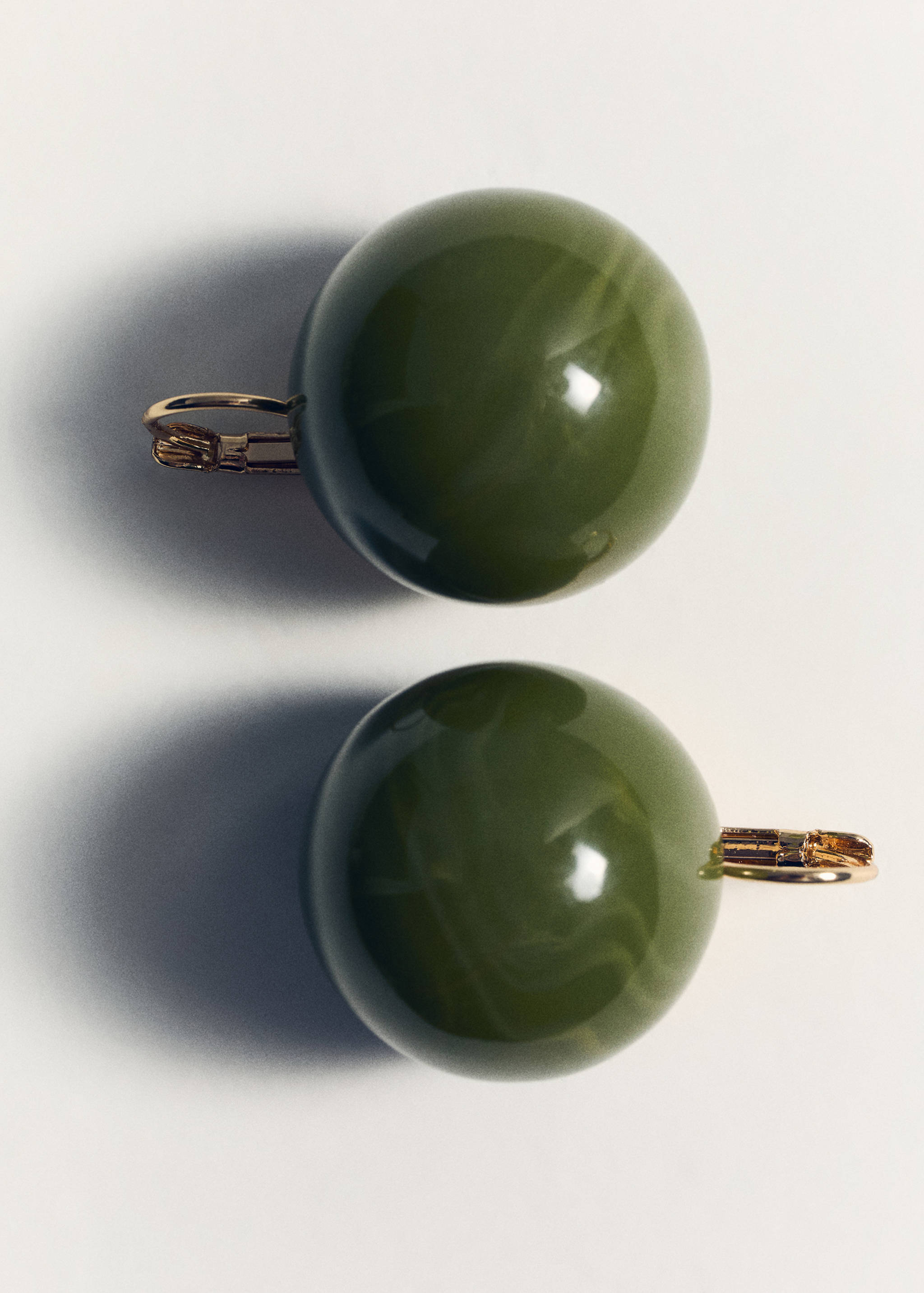 Resin ball earrings - Details of the article 5