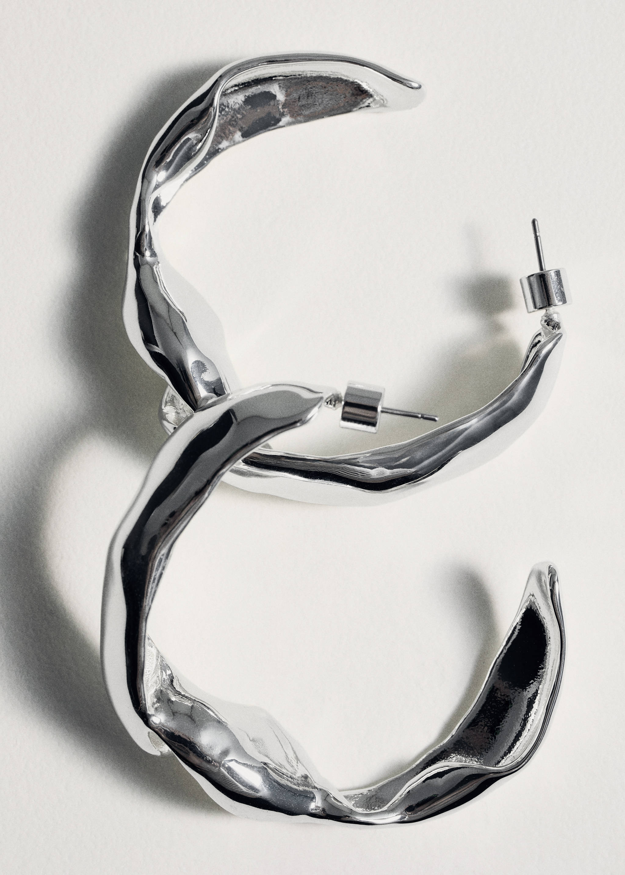 Wavy hoop earrings - Details of the article 5