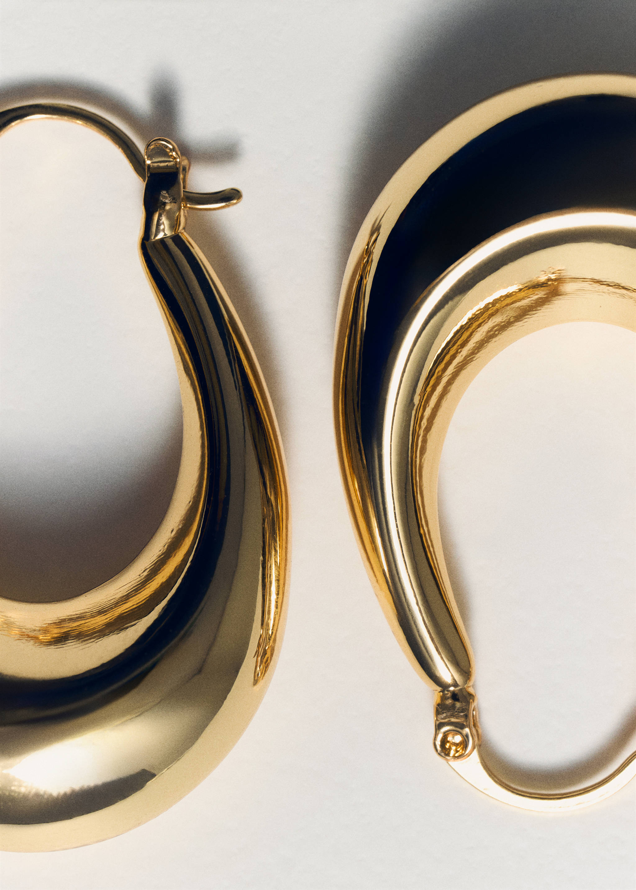 Oval hoop earrings - Details of the article 5