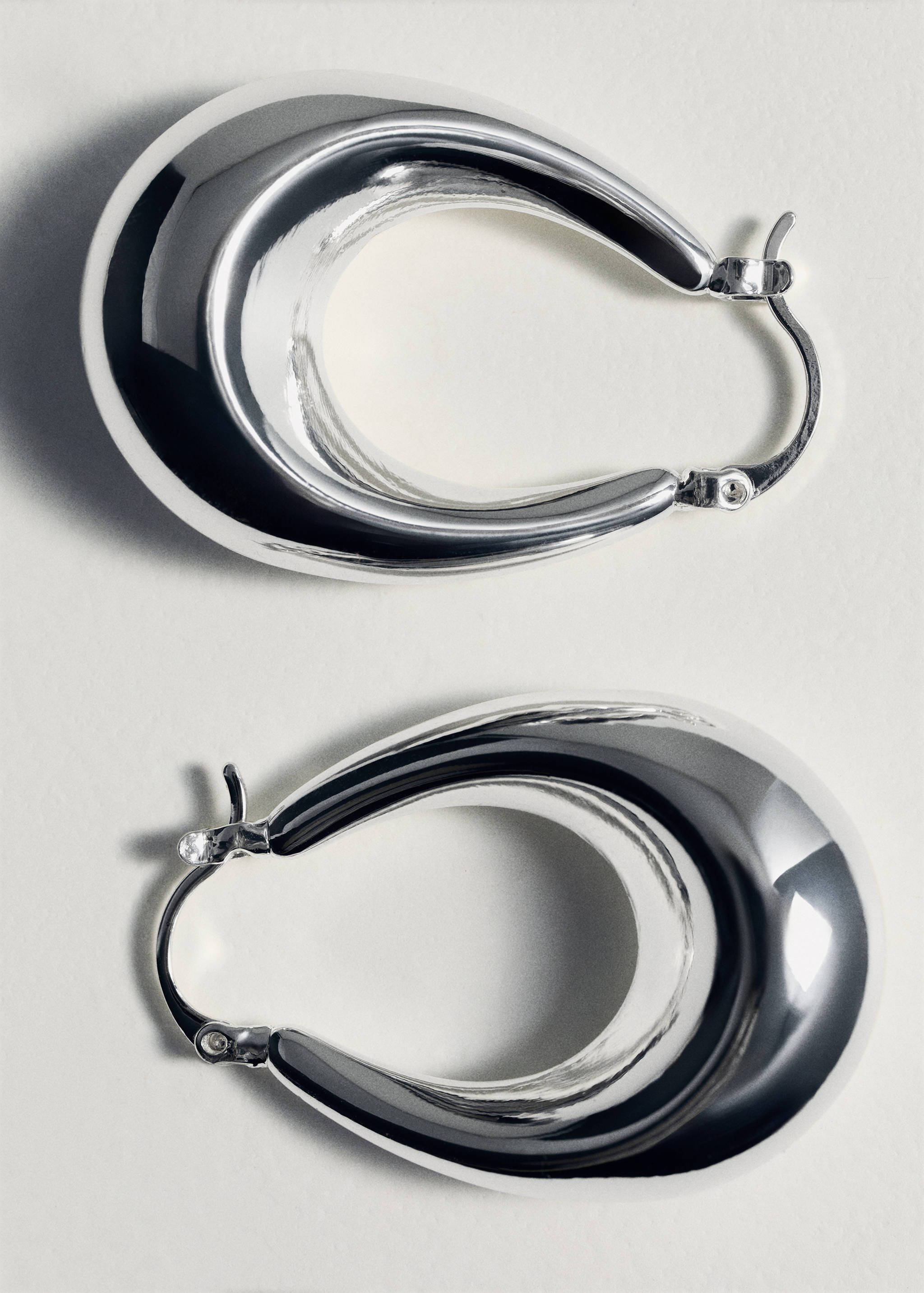 Oval hoop earrings - Details of the article 5