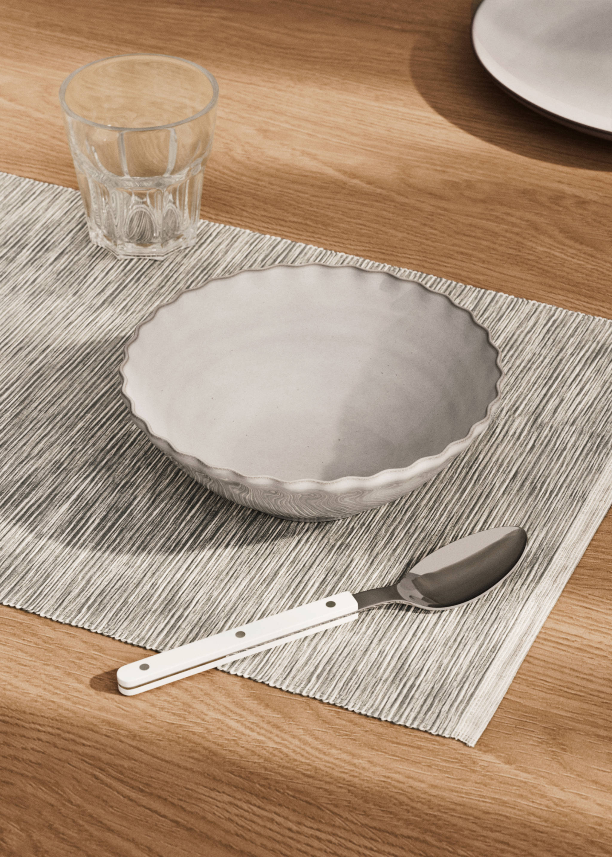 Taça de grés com ondas e borda em contraste - Plano geral