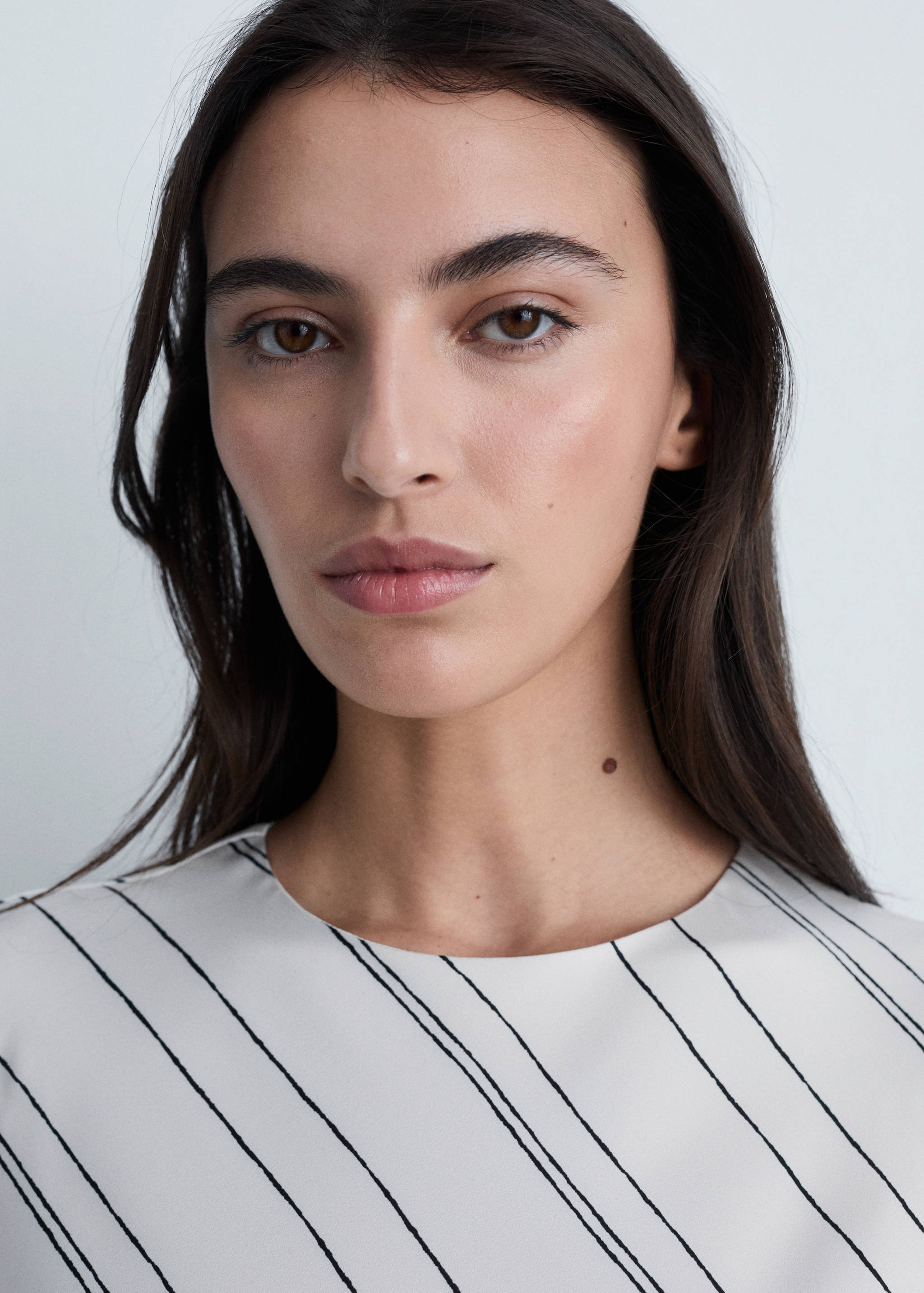 Robe à rayures satinée - Plan moyen