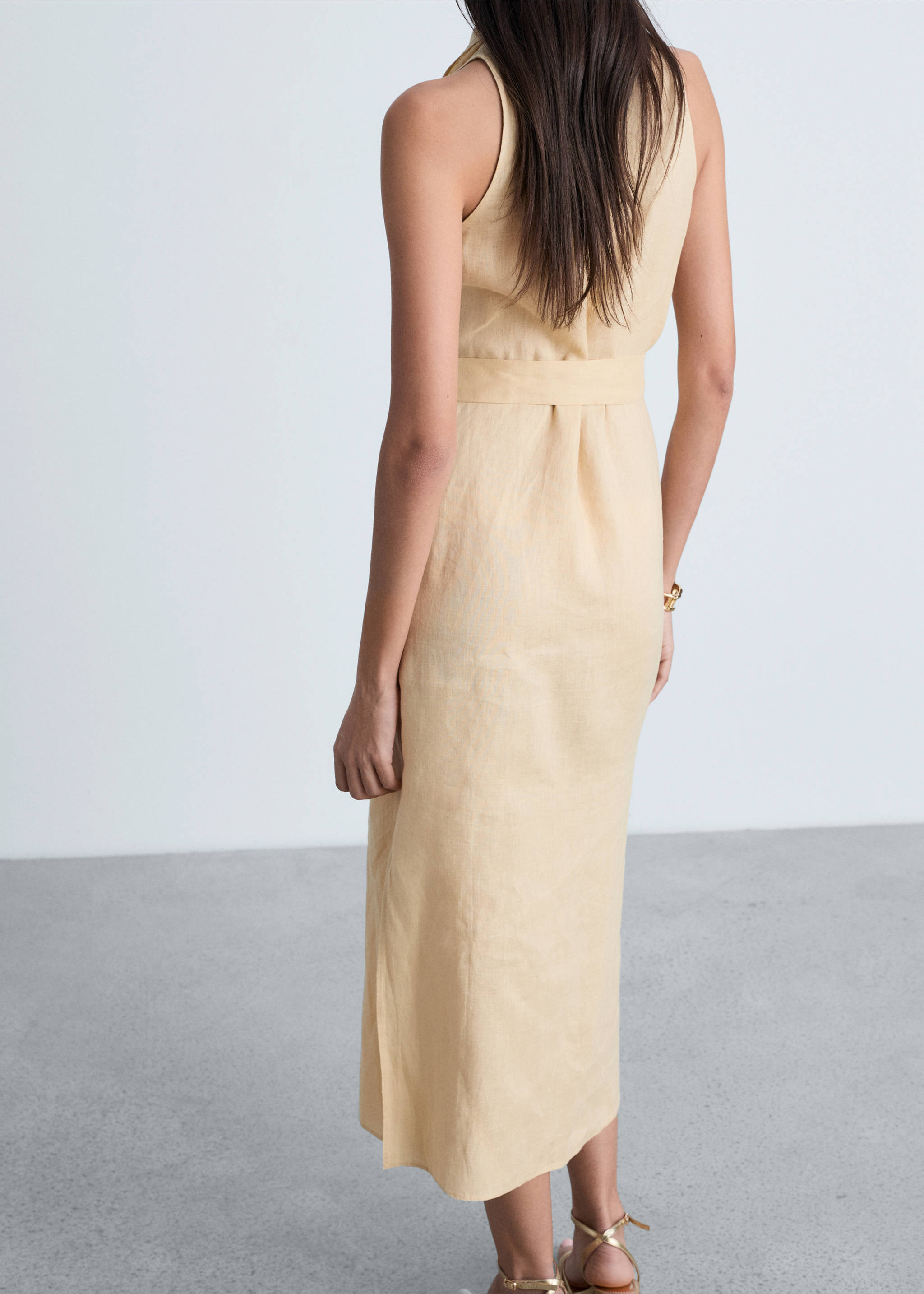 Back view of a sleeveless beige midi dress with a collar and matching belt., Sand. Ref: 87004783-00.