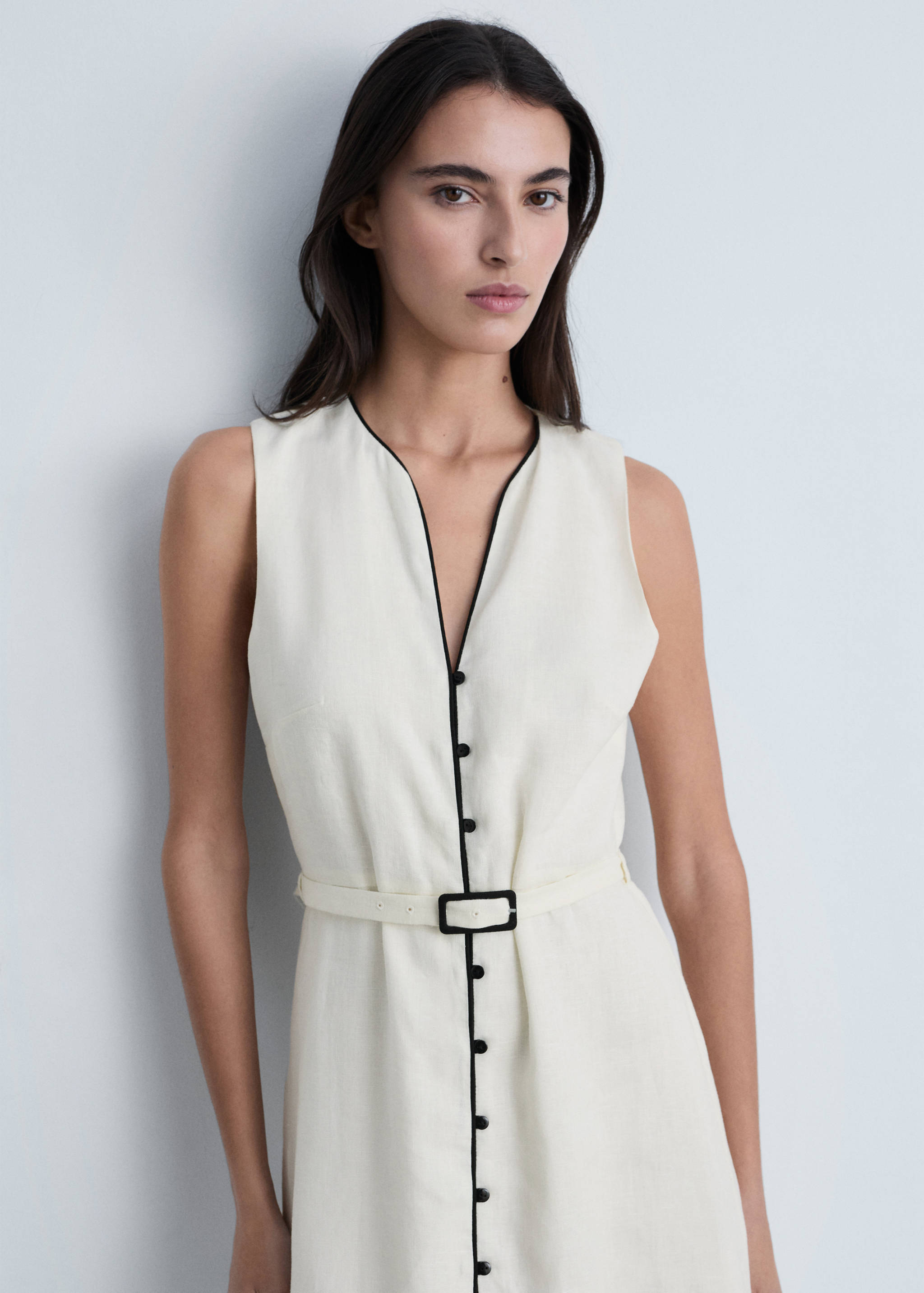 Robe lin liserés contrastés - Plan moyen