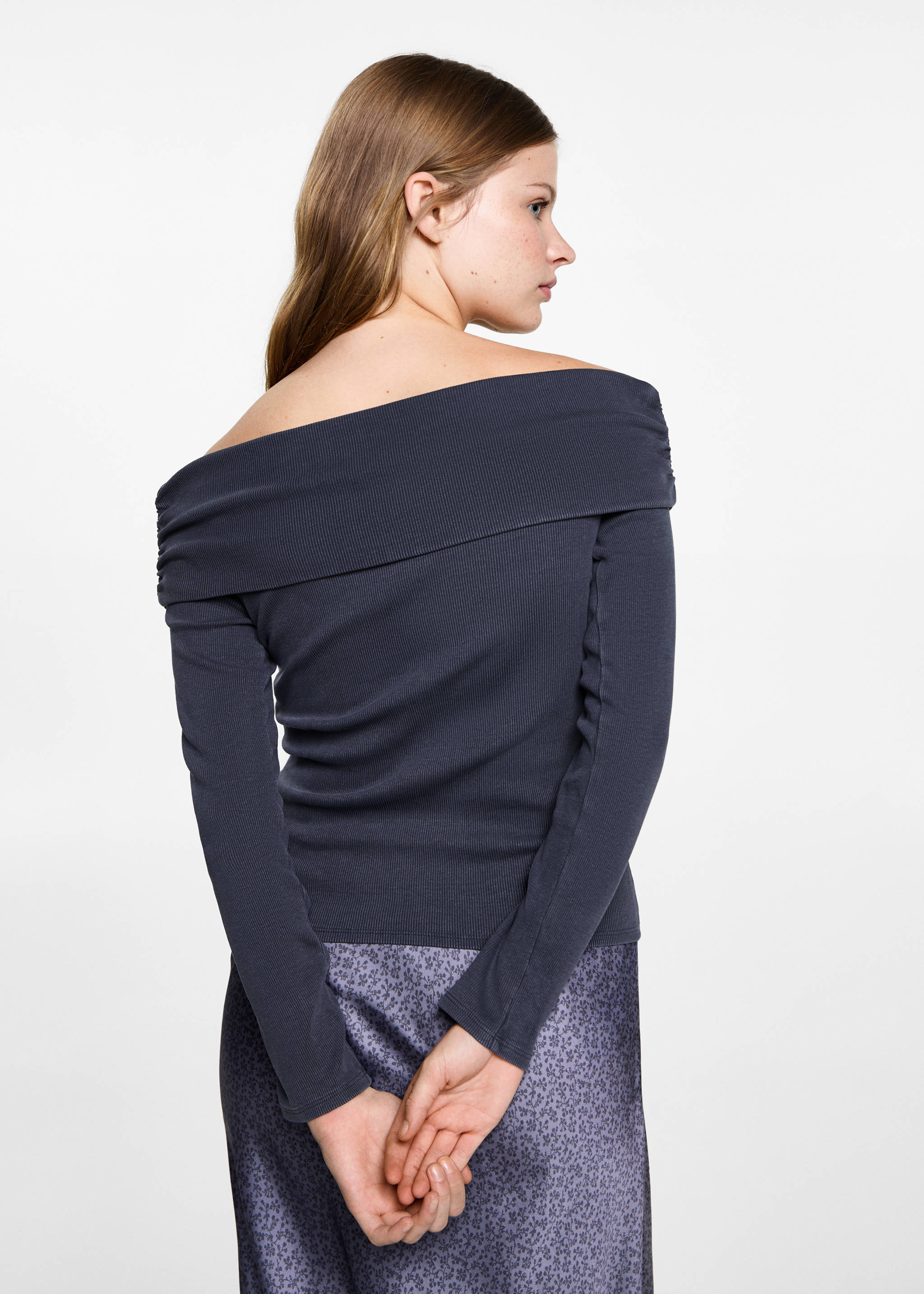 Off-shoulder T-shirt - Reverse of the article