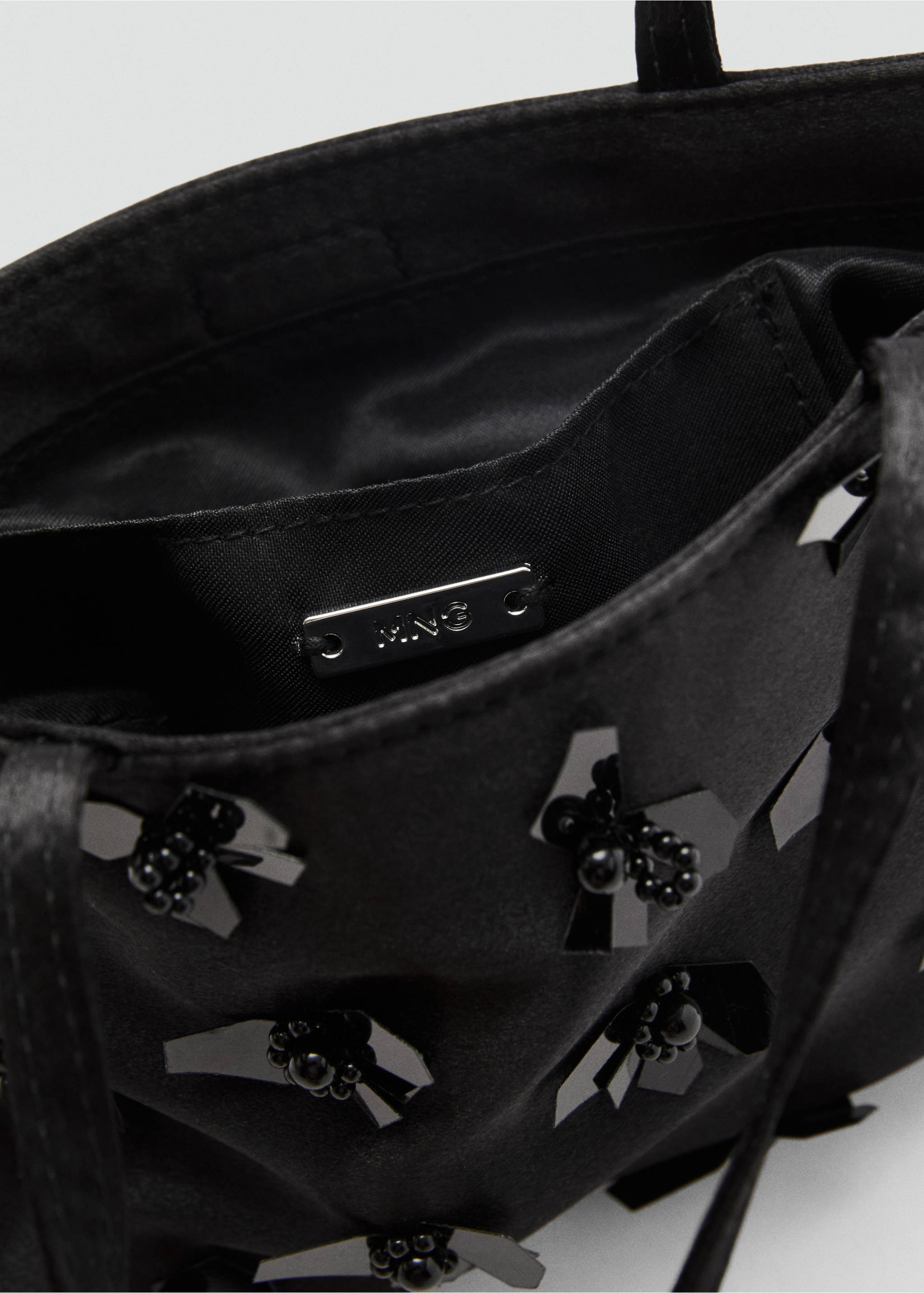 Bolso mano aplique flores - Detalle del artículo 2, Negro. Ref: 87005747-00.