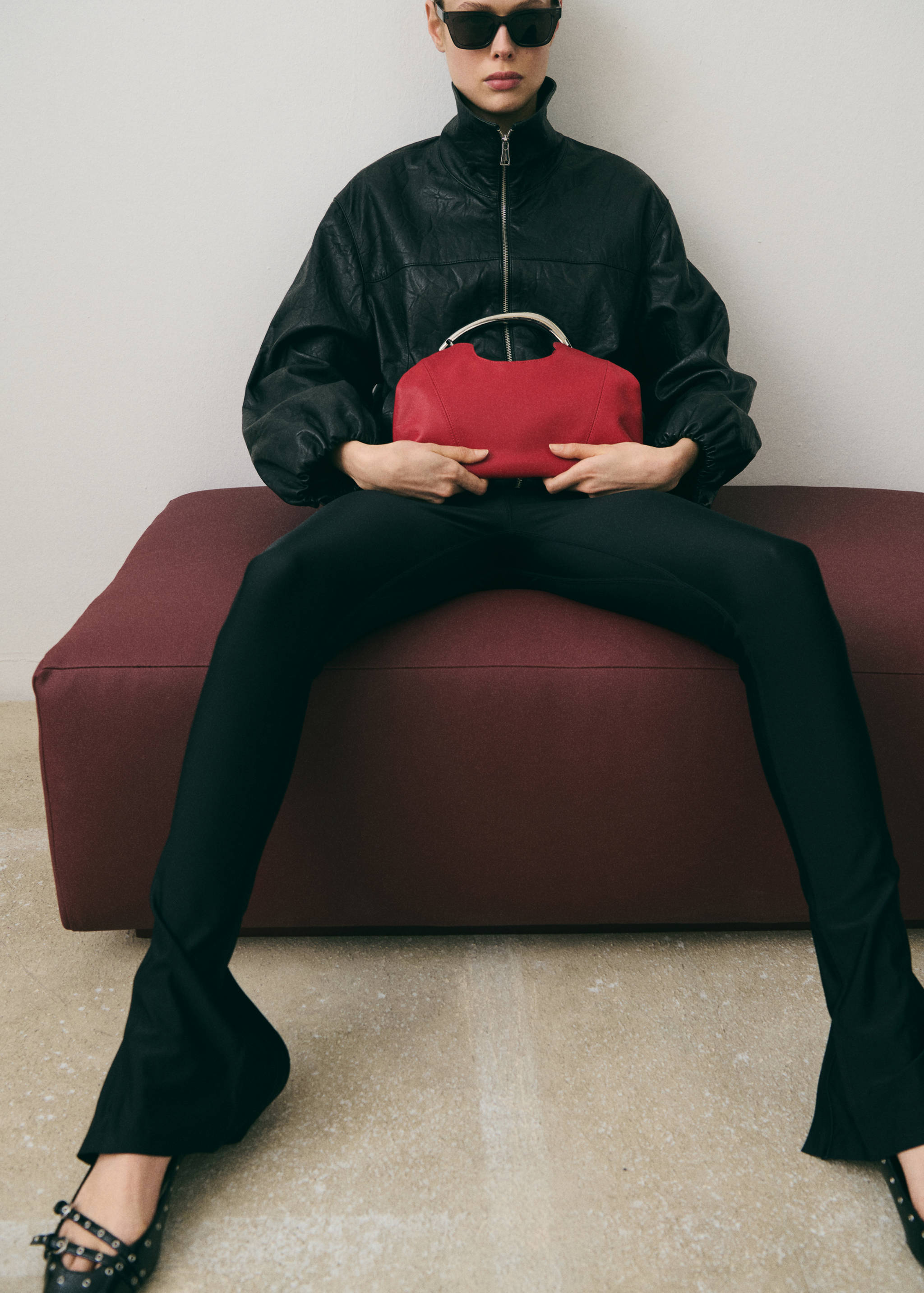 حقيبة كتف من الجلد بمقبض من المعدن - رؤية عامة