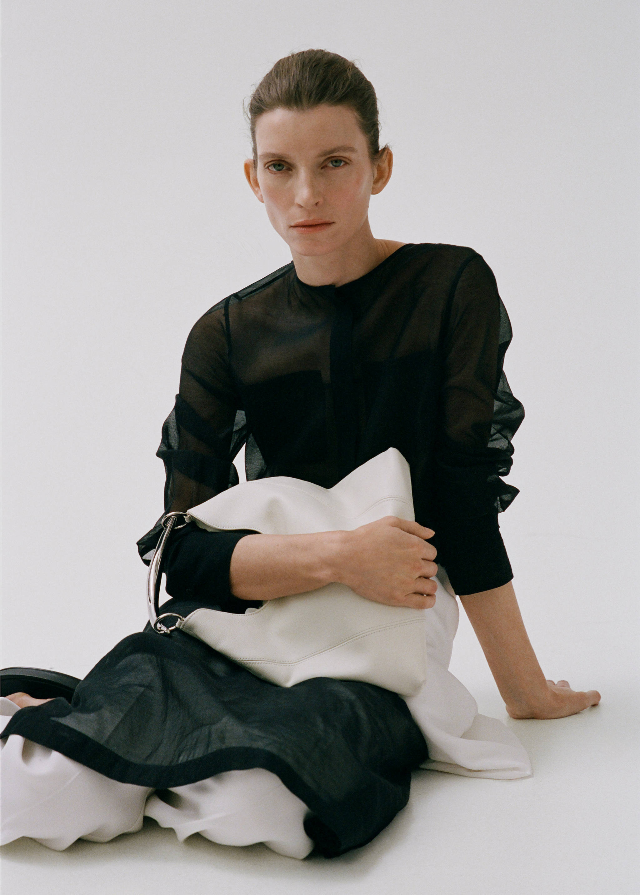 Leather shoulder bag with metal handle - Details of the article 7