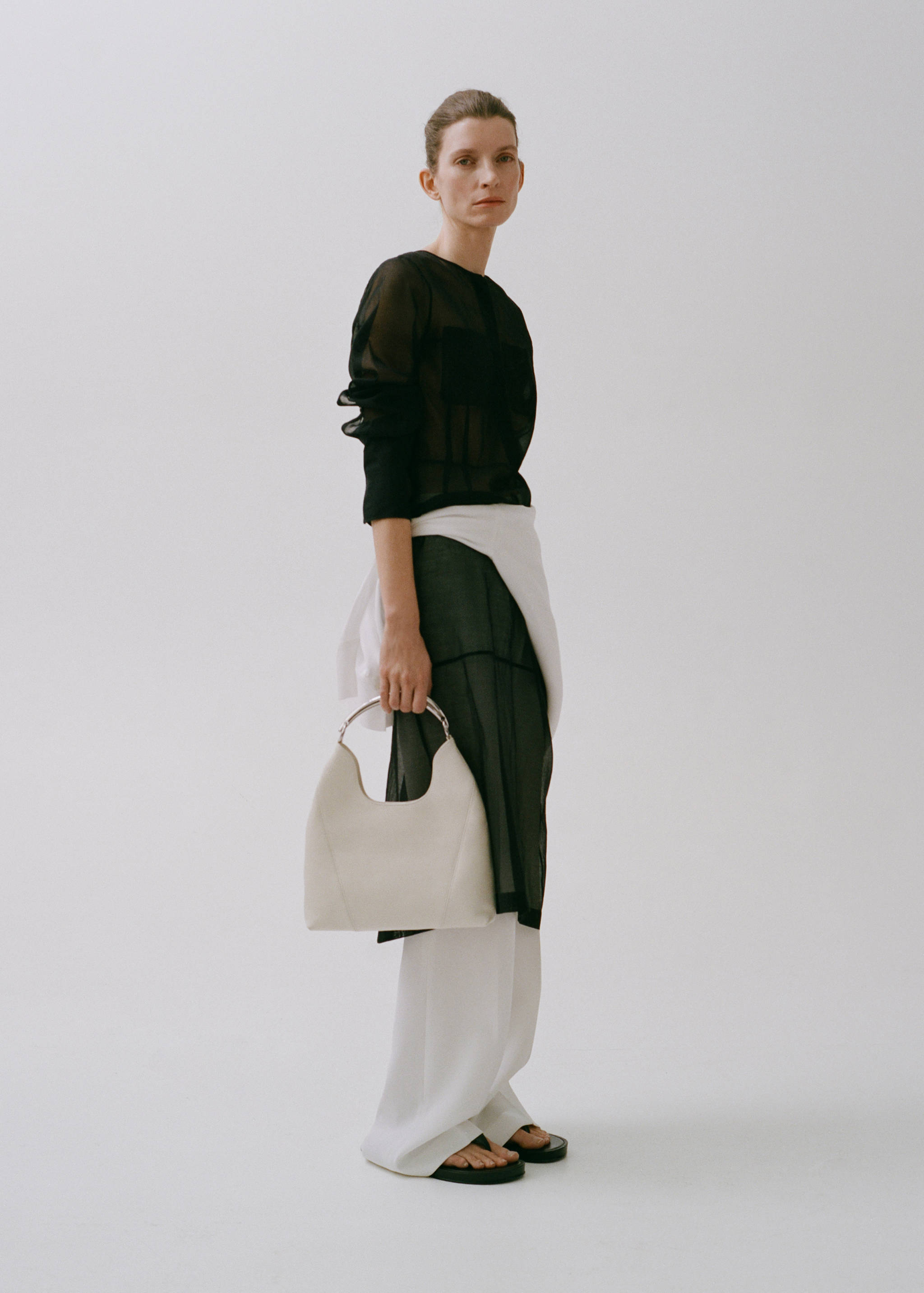 Leather shoulder bag with metal handle - General plane