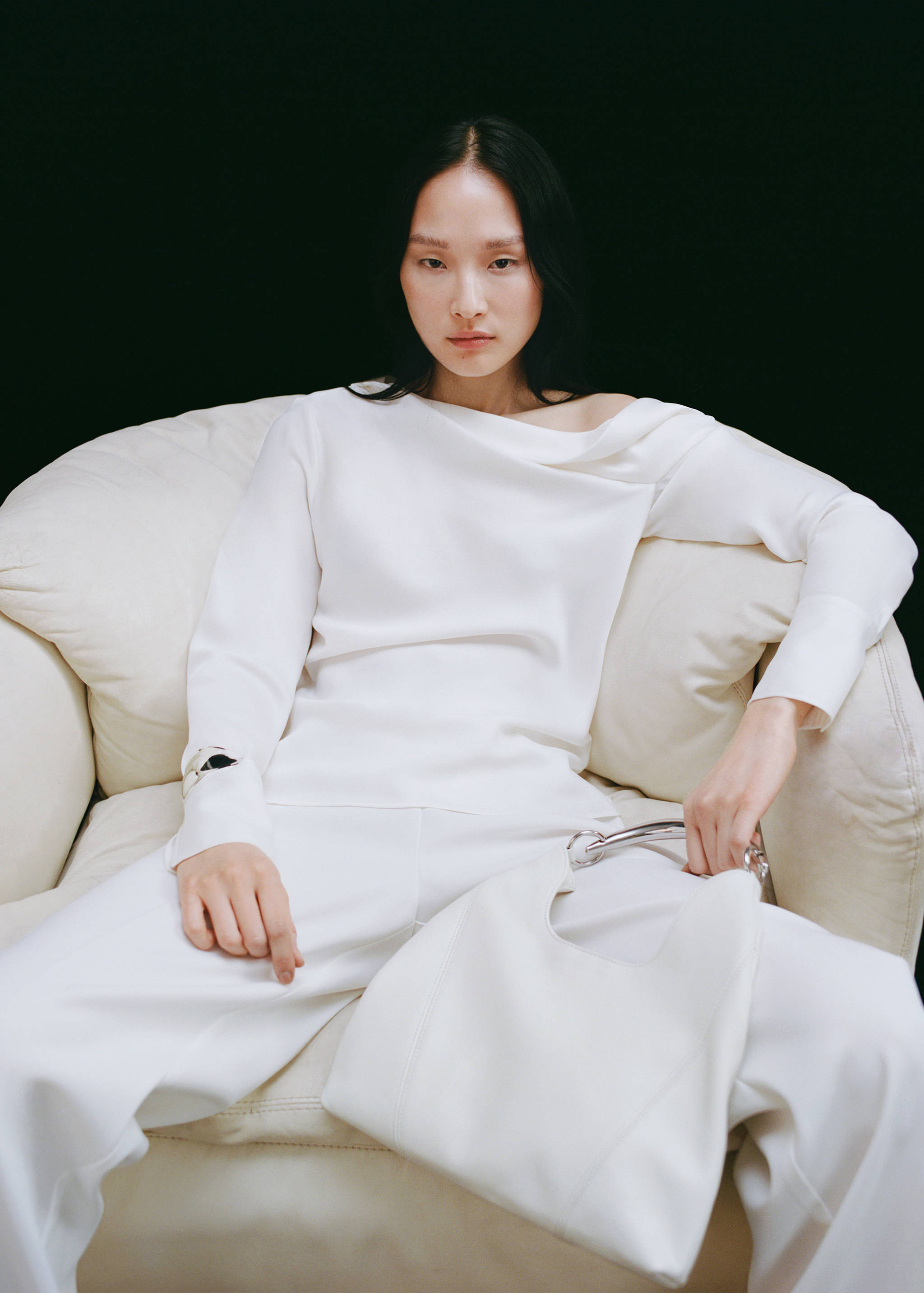 Leather shoulder bag with metal handle - Details of the article 9