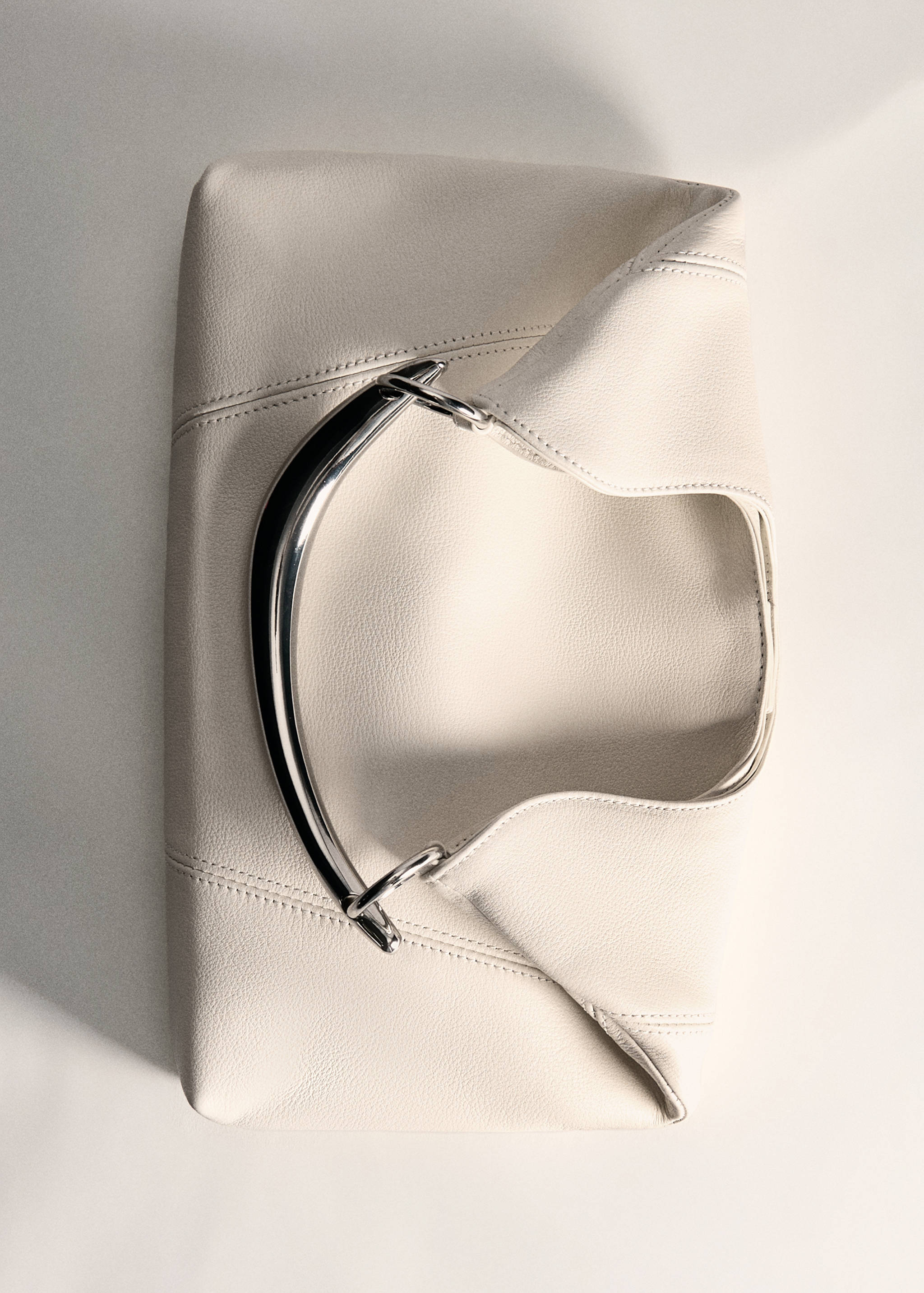 Leather shoulder bag with metal handle - Details of the article 5