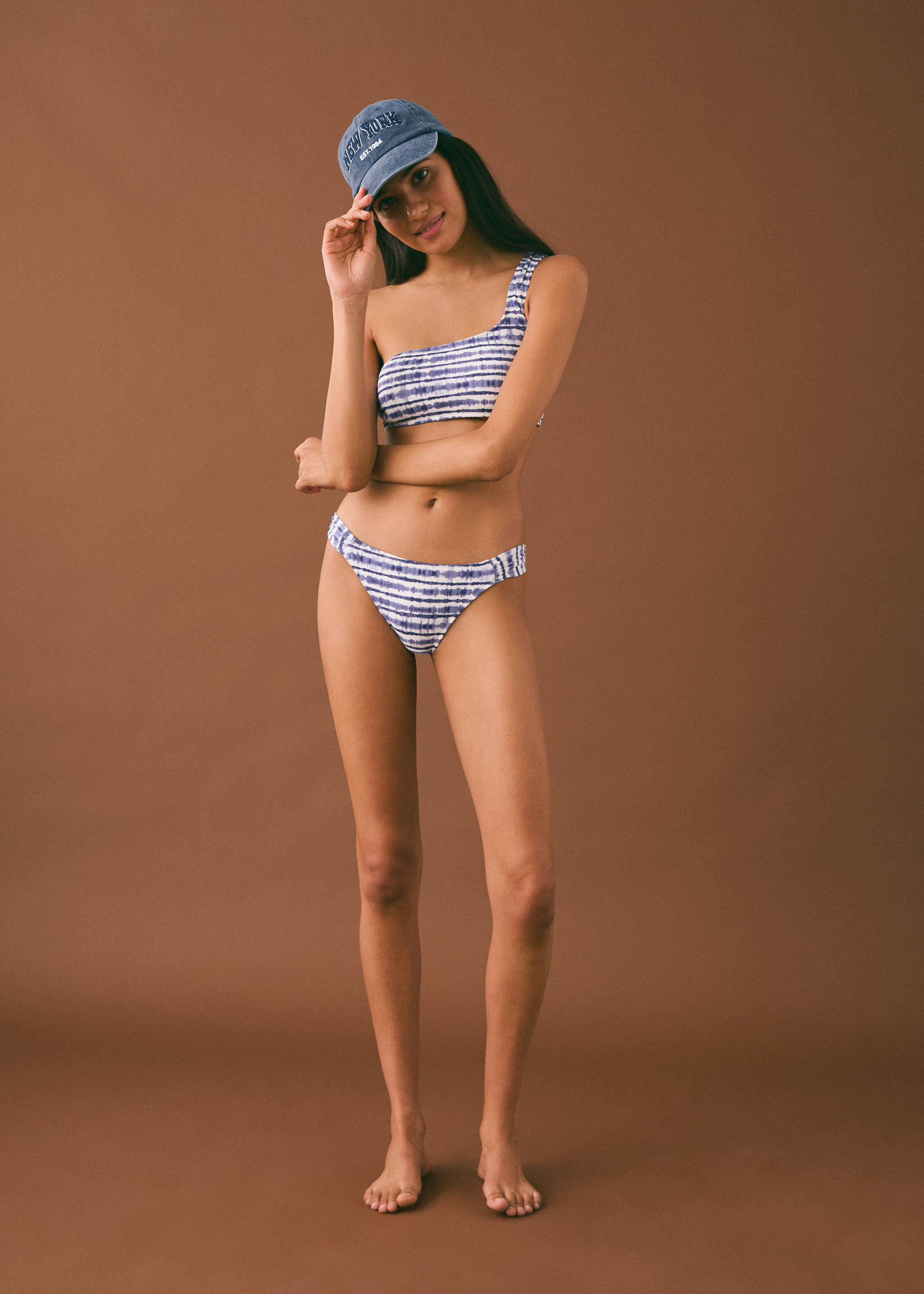 Асимметричное бикини тай-дай - Общий план