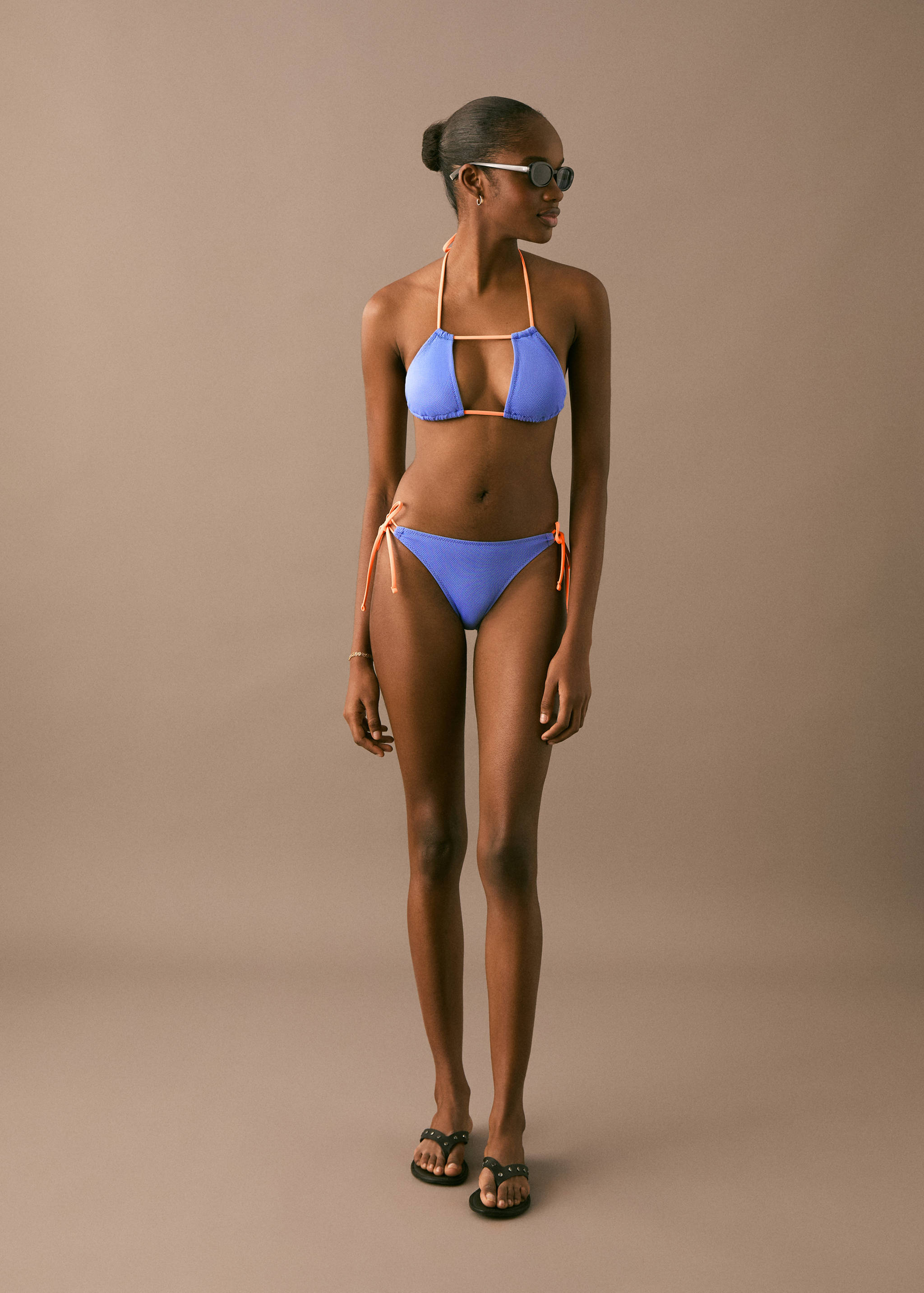 Двухцветное бикини - Общий план