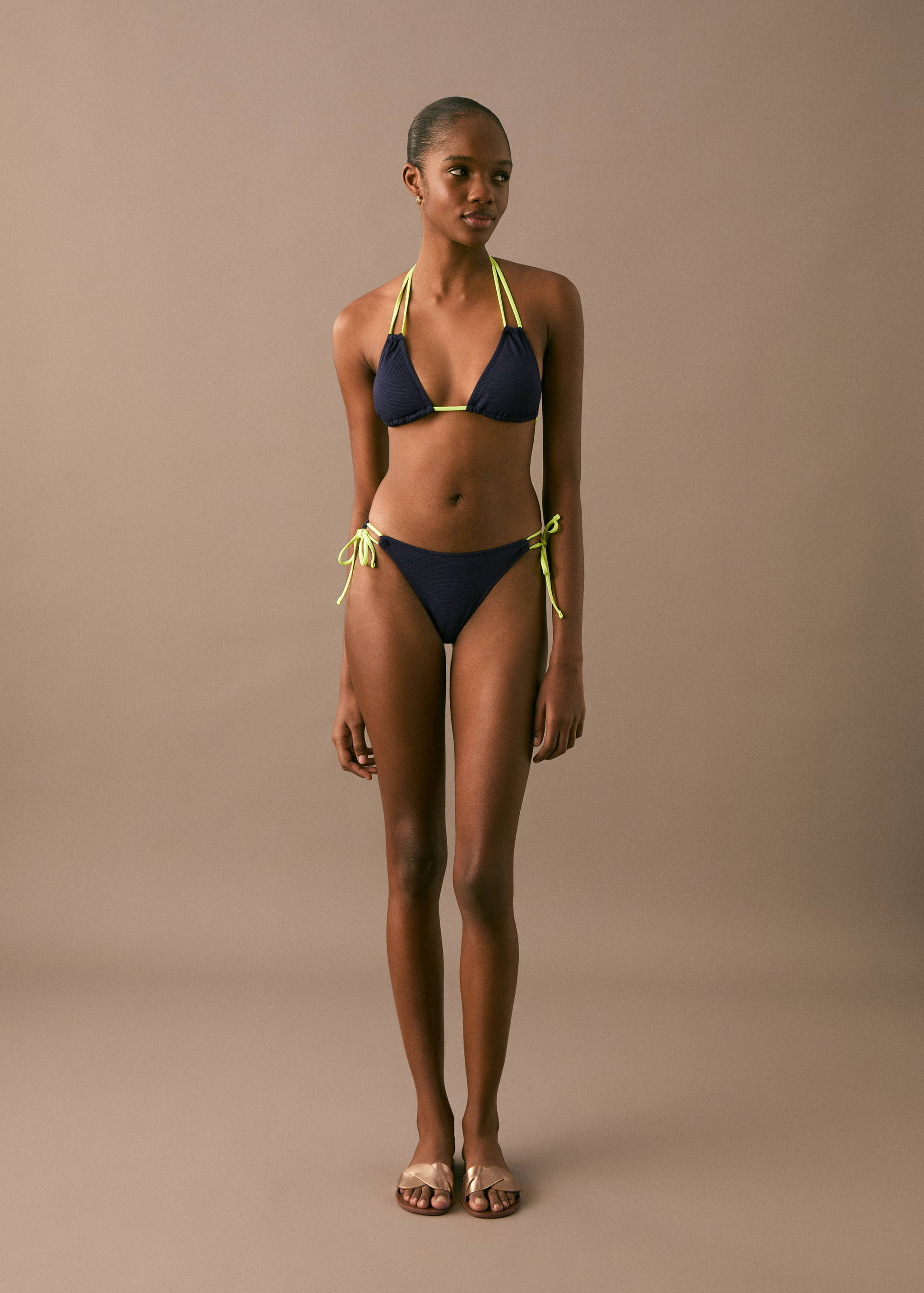 Two-tone bikini - General plane