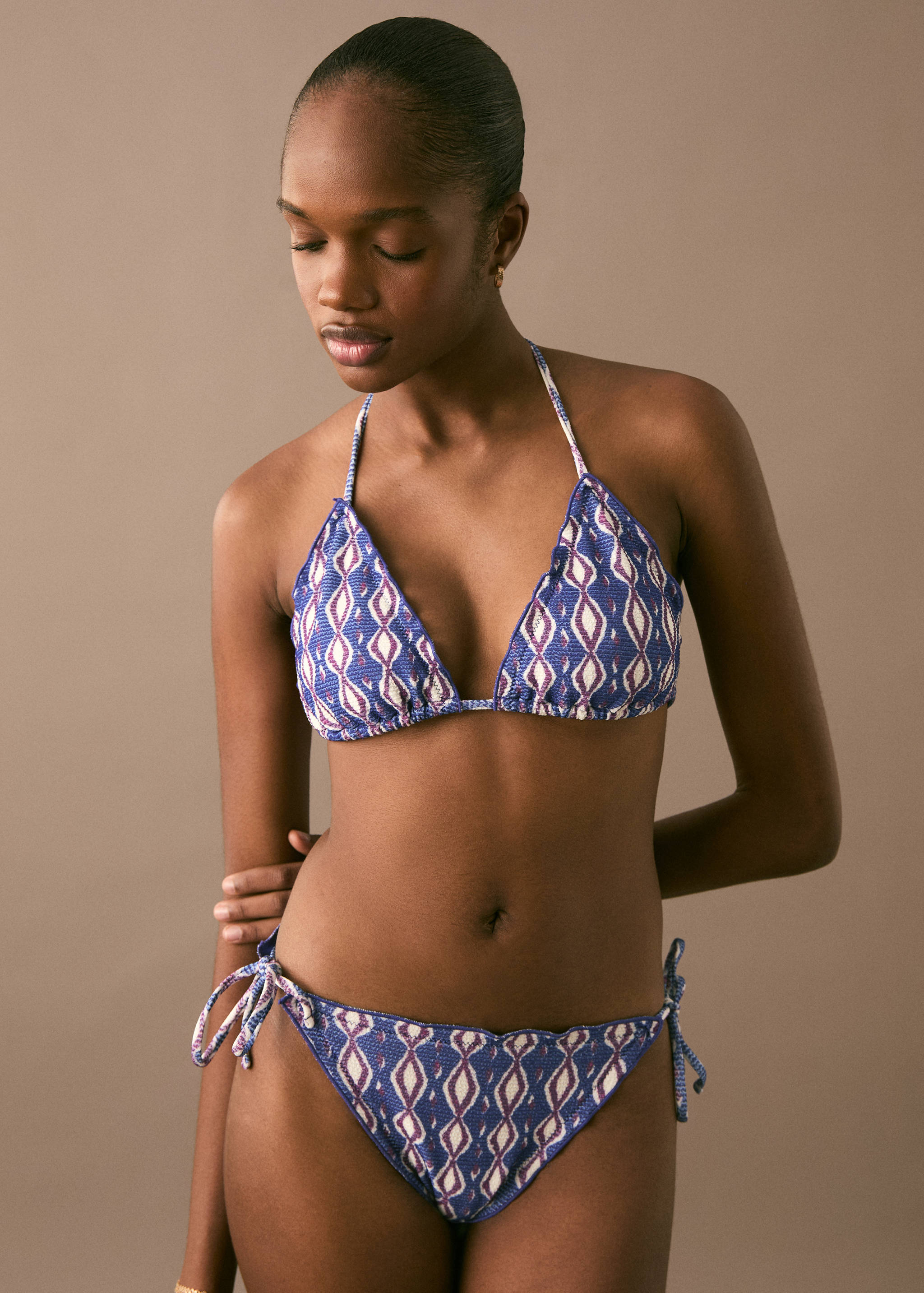 Бикини с принтом и окантовкой - Средний план