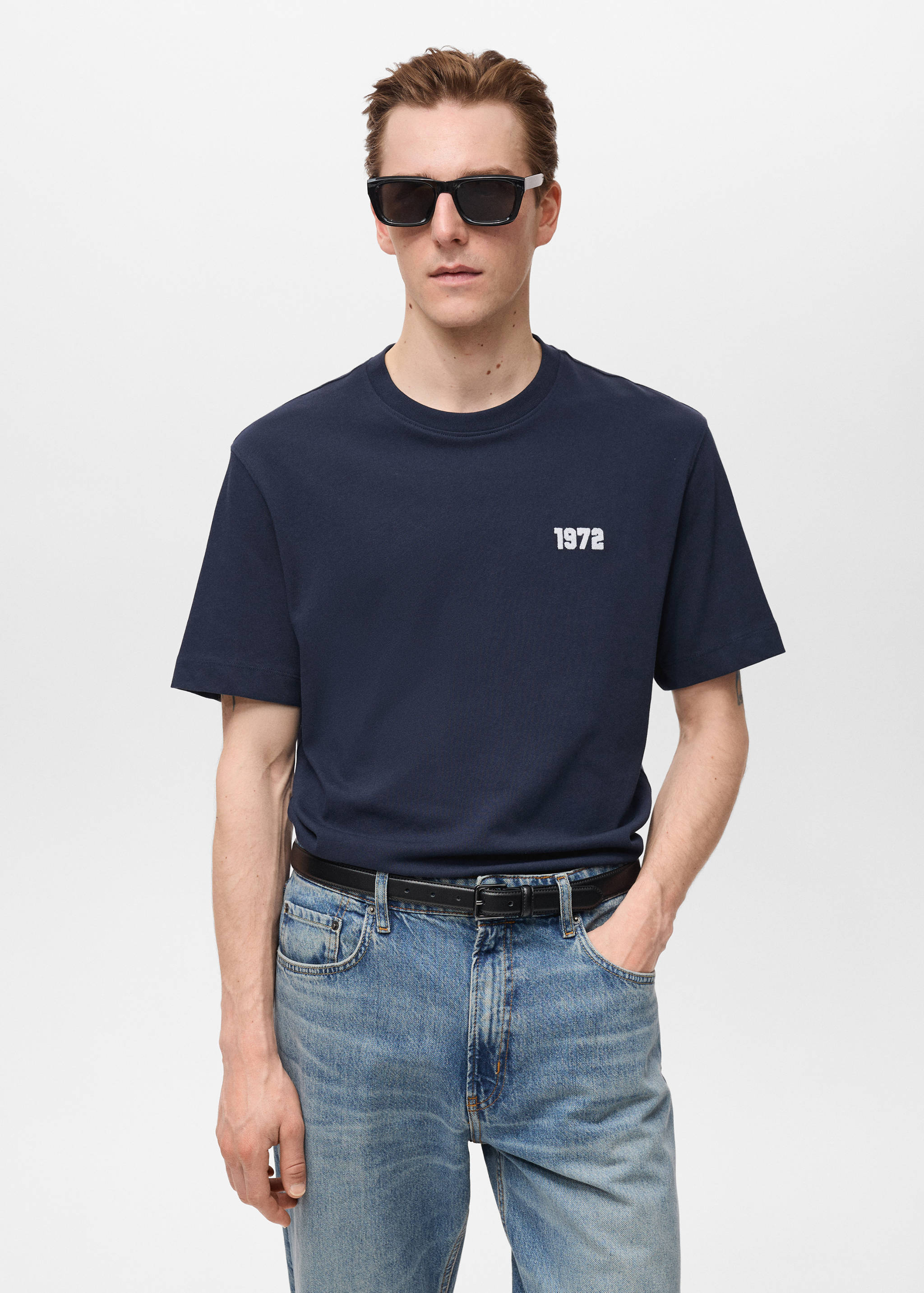 Хлопковая футболка с вышивкой - Средний план