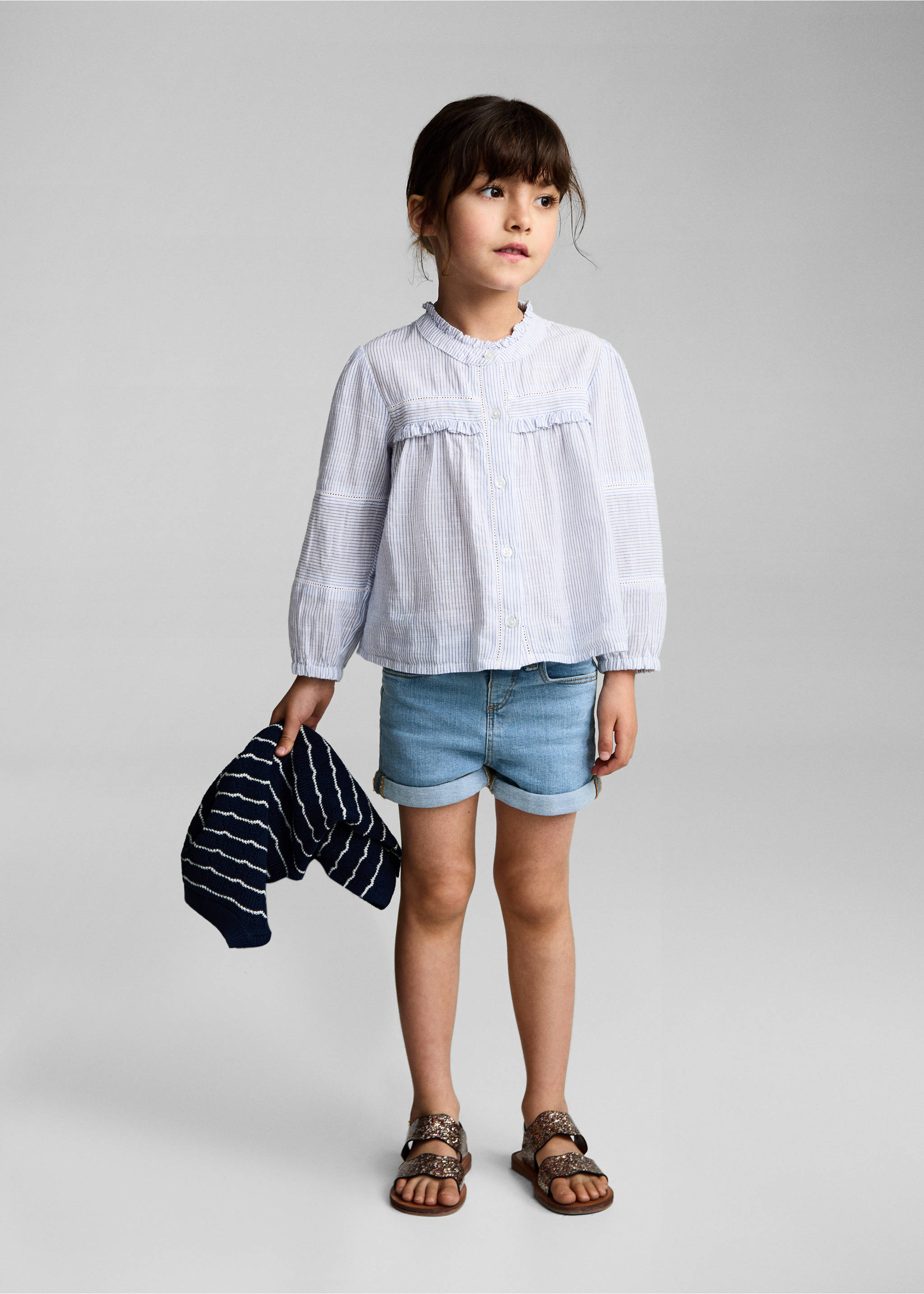 Shorts vaqueros azules con vuelta combinados con una blusa de rayas, Azul medio. Ref: 87005952-00.