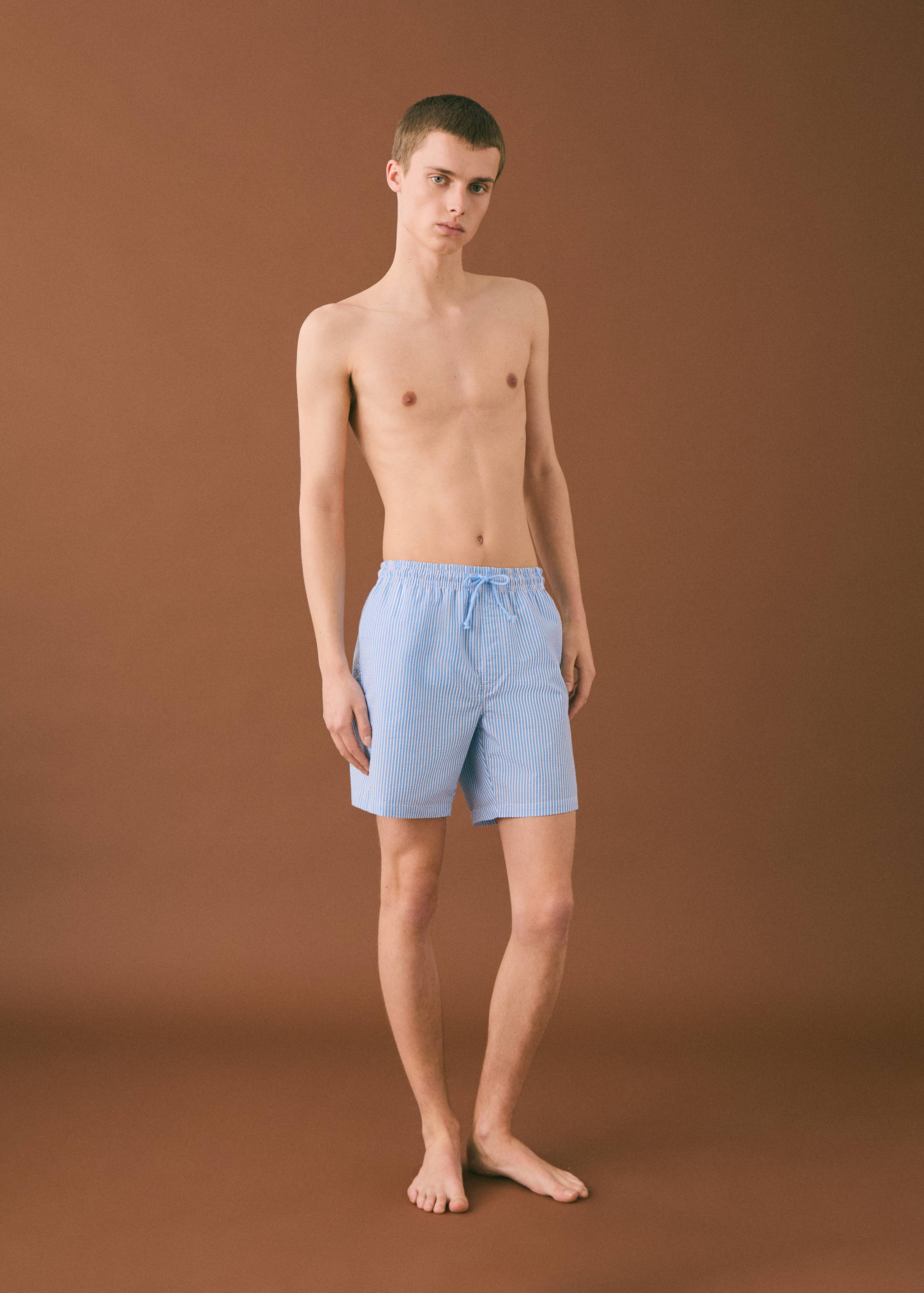 Плавательные шорты со шнурком и полосками - Общий план