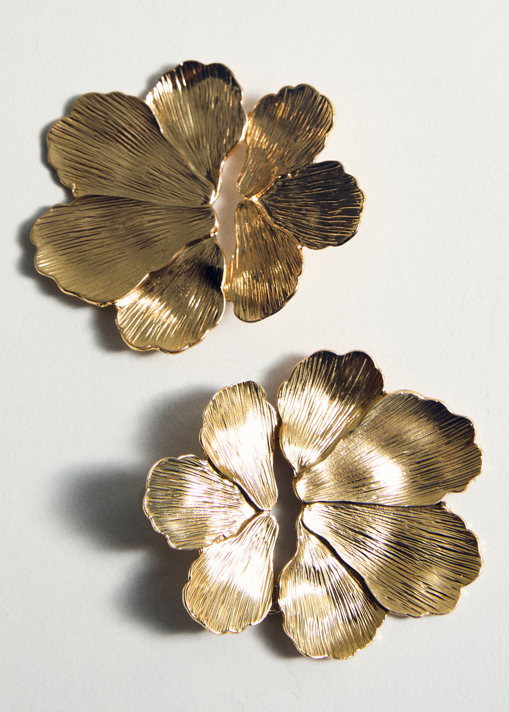 Textured flower earrings - Details of the article 5