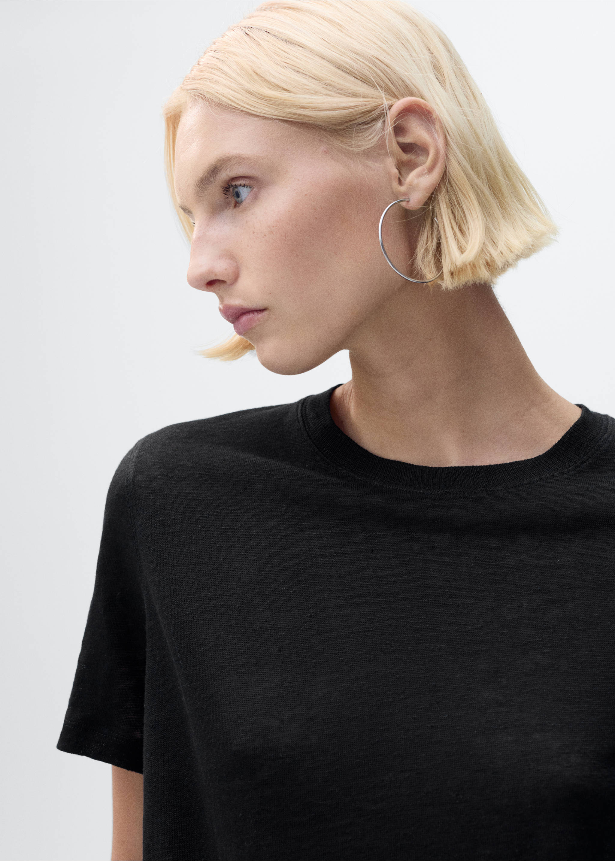 Short-sleeved linen t-shirt - Details of the article 1, Black. Ref: 87006346-00.