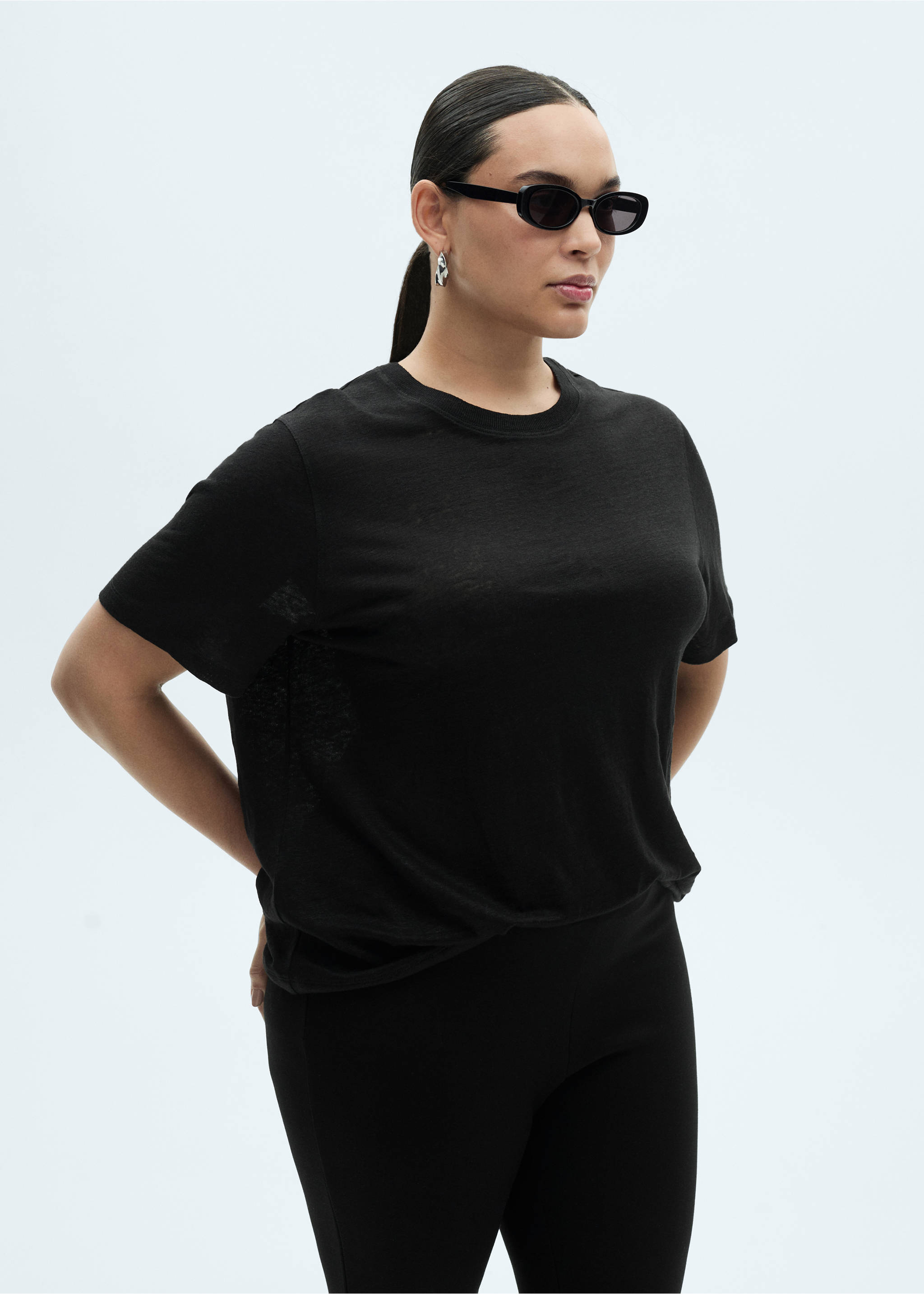 Short-sleeved linen t-shirt - Details of the article 5, Black. Ref: 87006346-00.