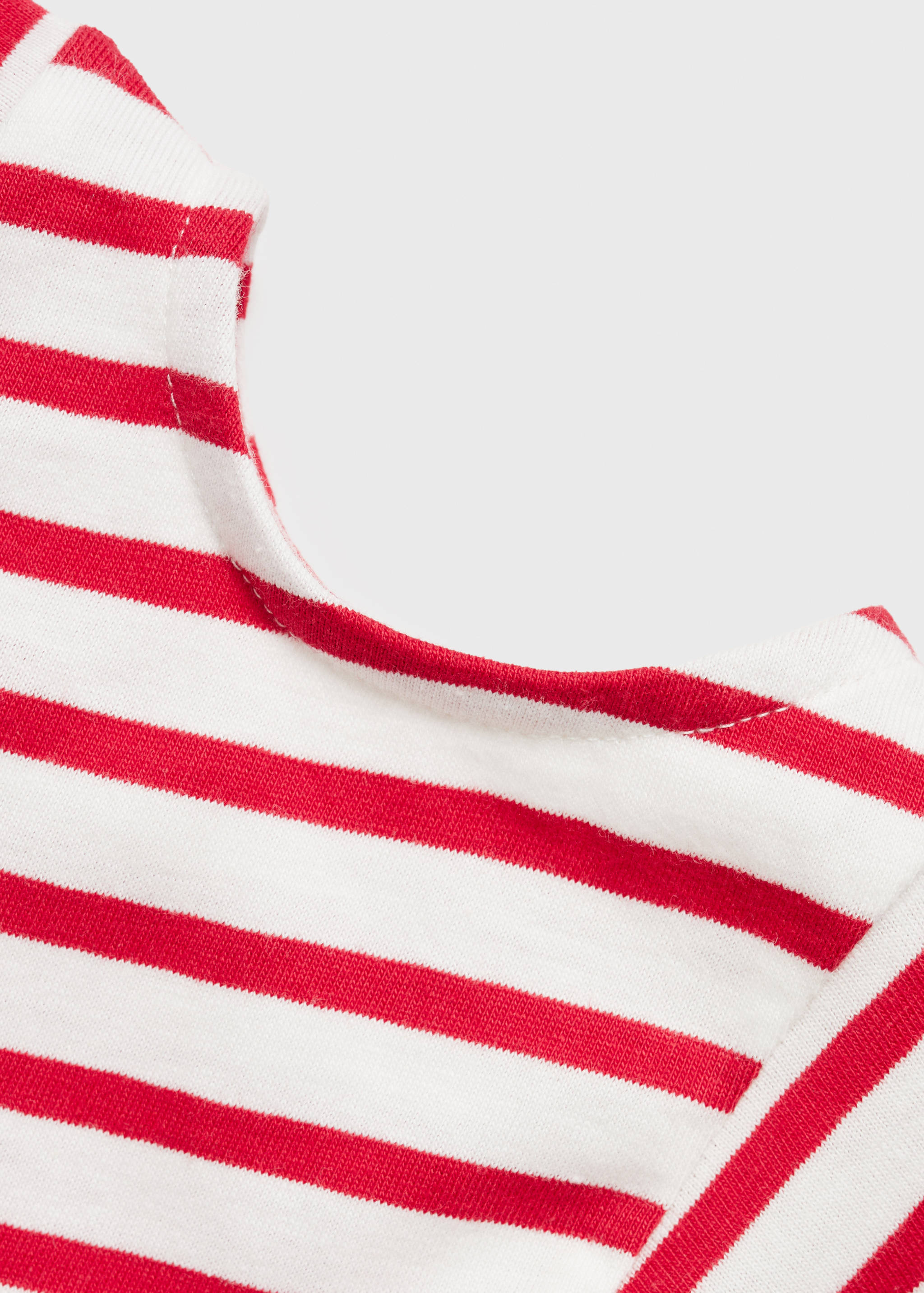 تي شيرت مقصوص مخطط عند الكم - تفاصيل المنتج 0