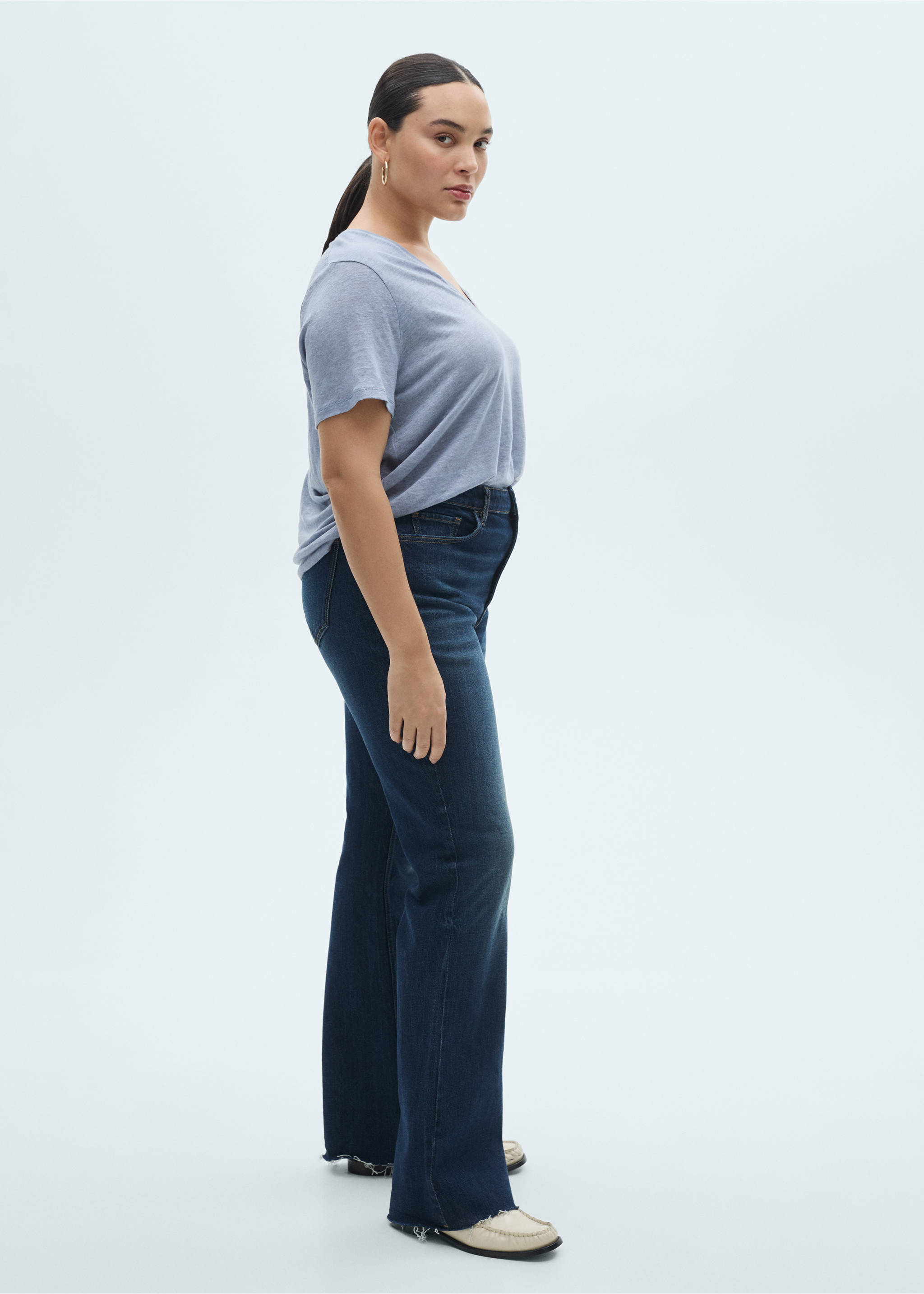 T-shirt lin col V - Détail de l'article 3, Bleu ciel. Ref: 87006367-00.