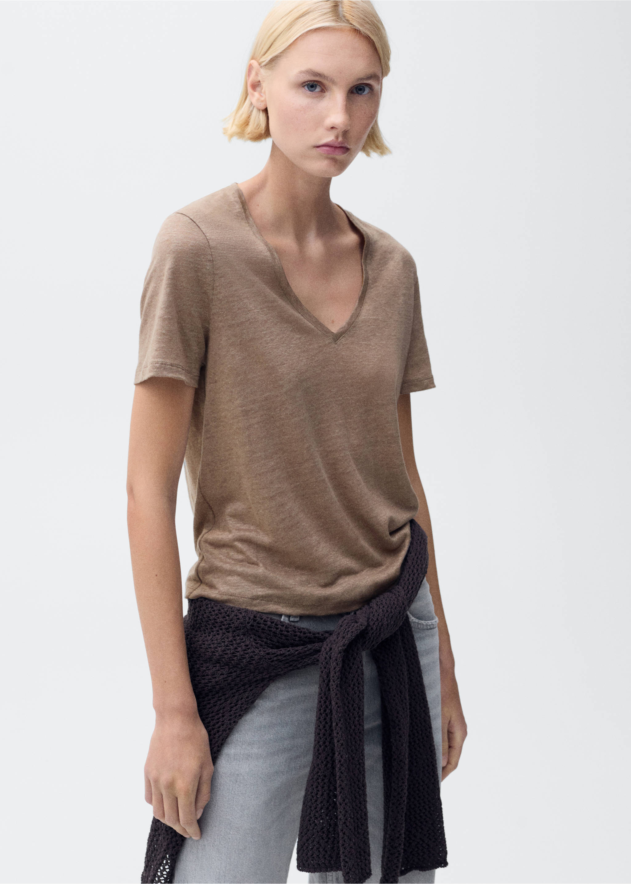 T-shirt lin col V - Plan moyen, Marron clair/pastel. Ref: 87006367-00.