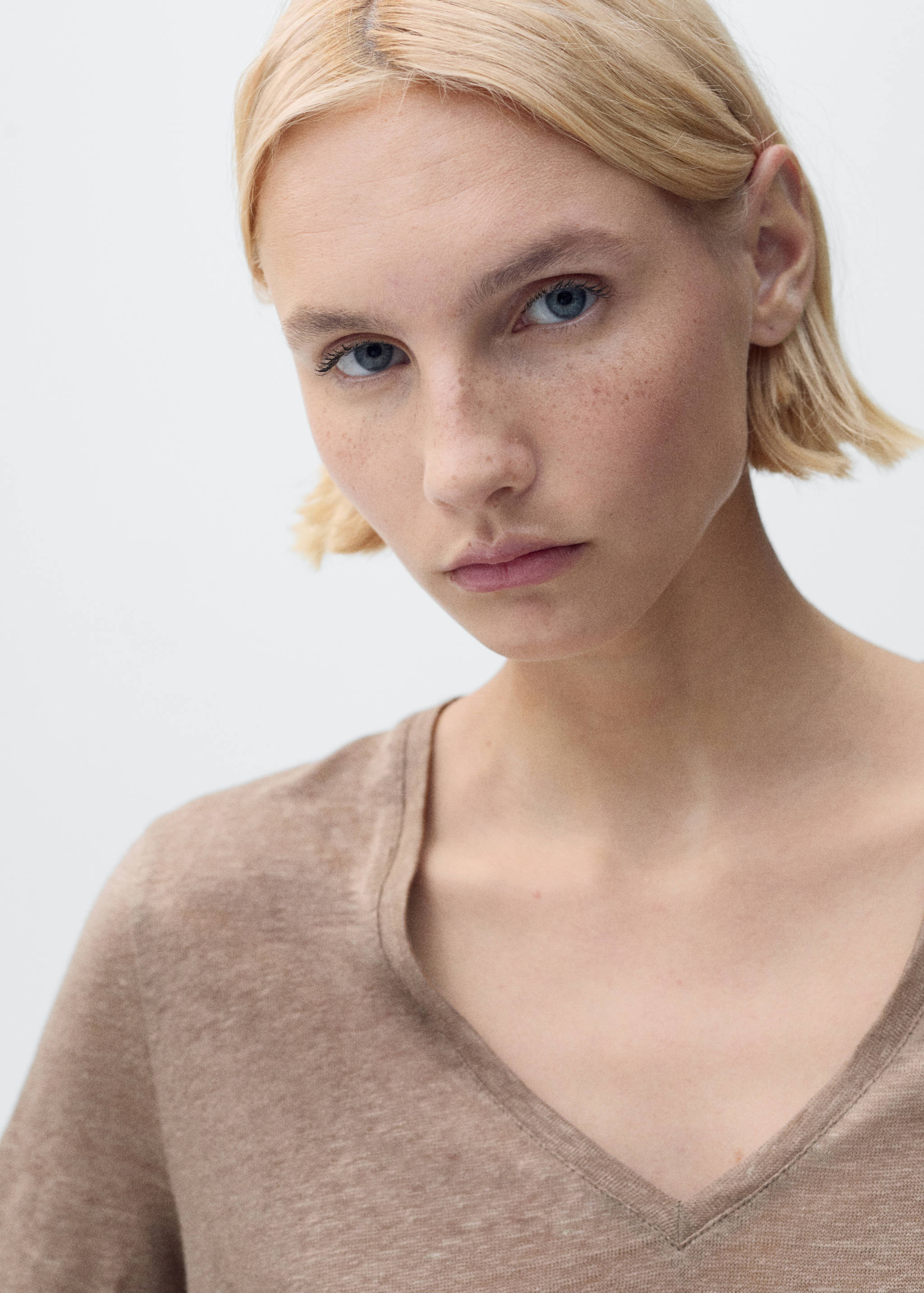 Camiseta lino cuello pico - Detalle del artículo 1