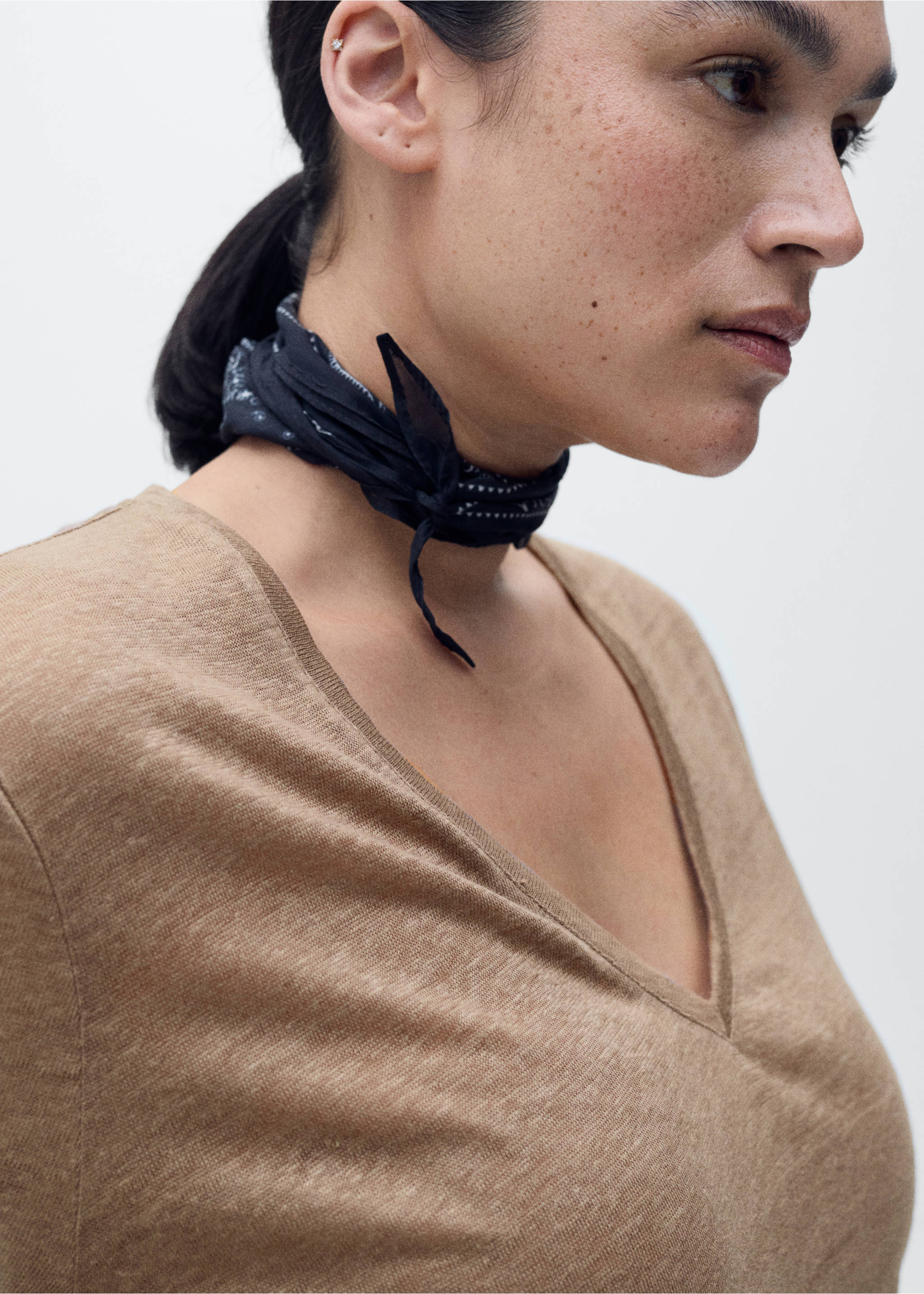 T-shirt lin col V - Détail de l'article 4, Marron clair/pastel. Ref: 87006367-00.