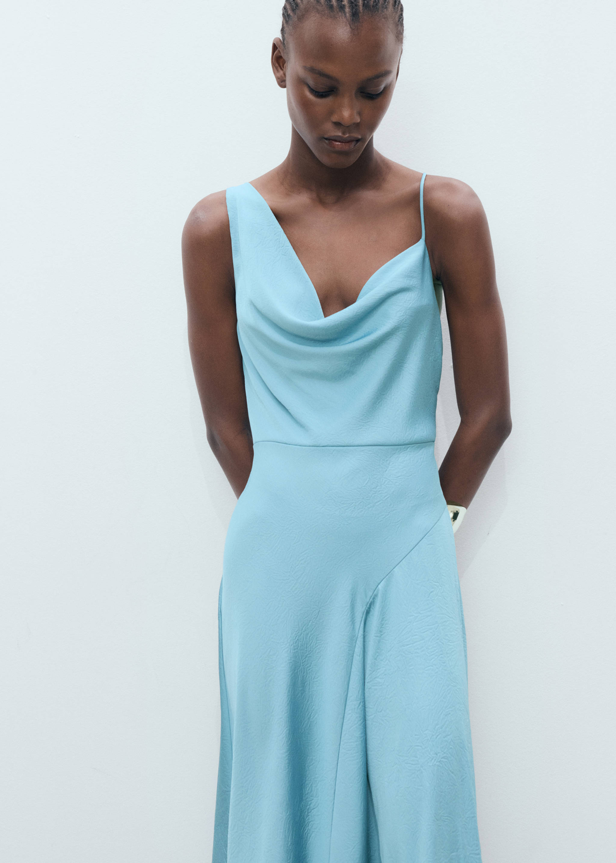 Robe asymétrique effet froissé - Plan moyen