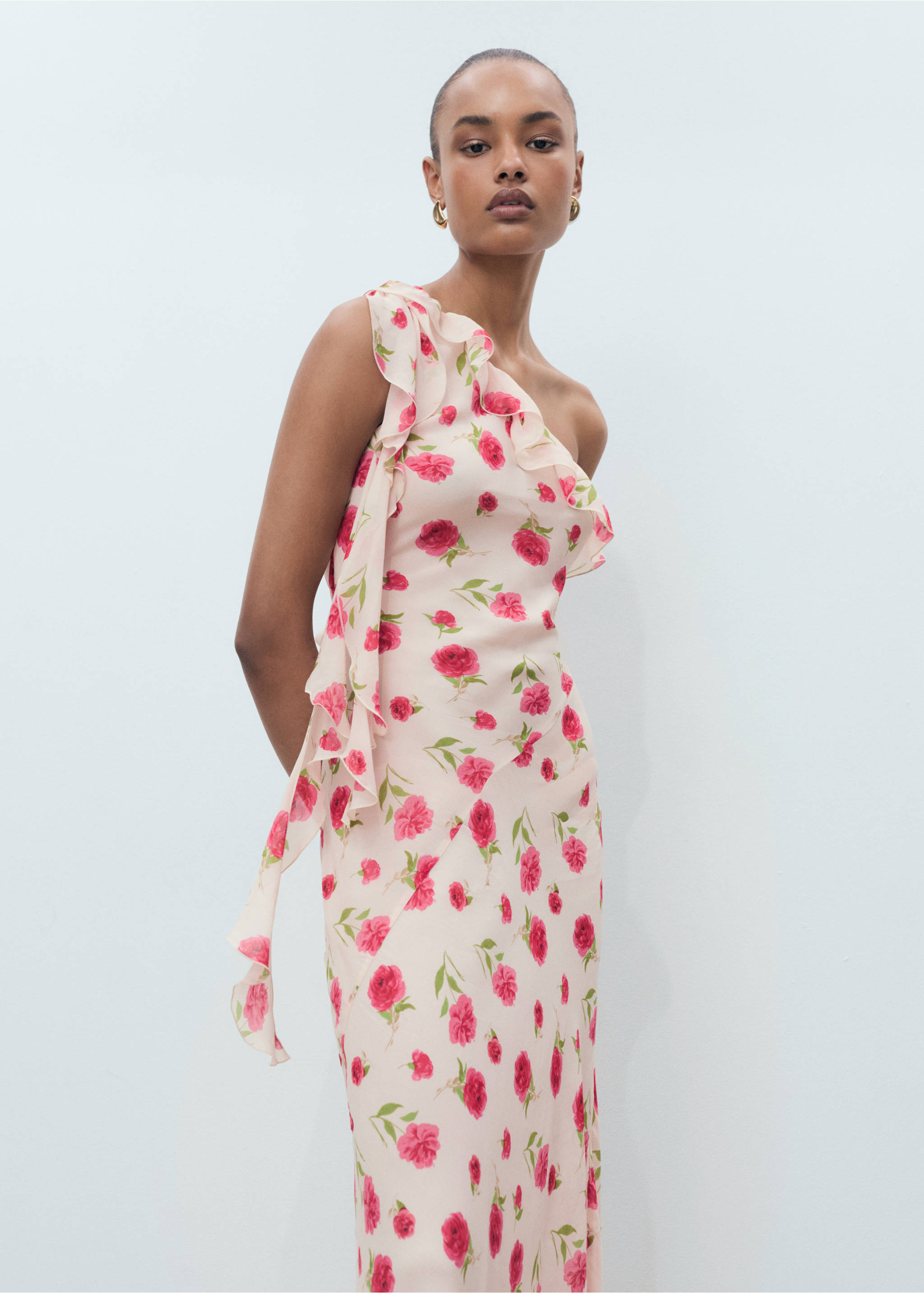 Robe à fleurs volantée - Plan moyen, Écru. Ref: 87006385-00.