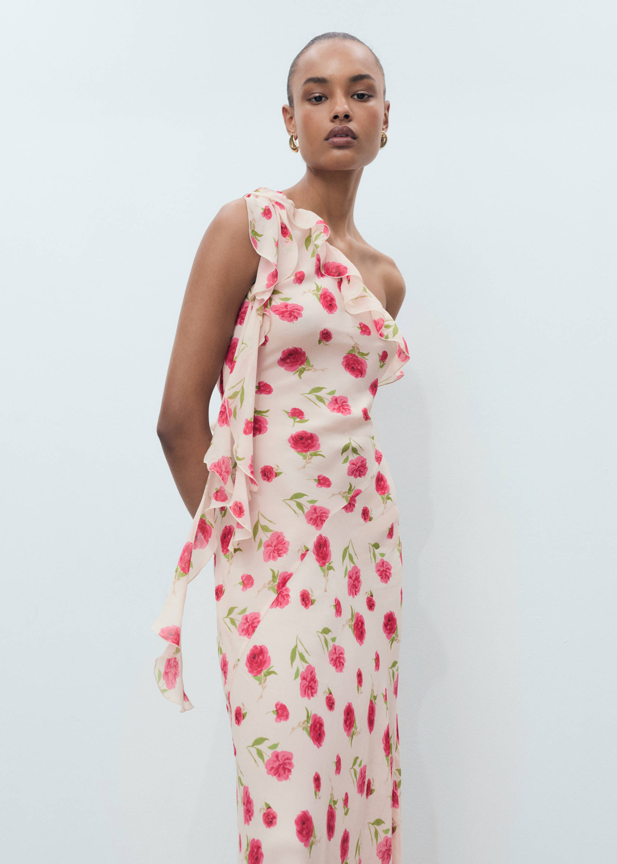 Robe à fleurs volantée - Plan moyen