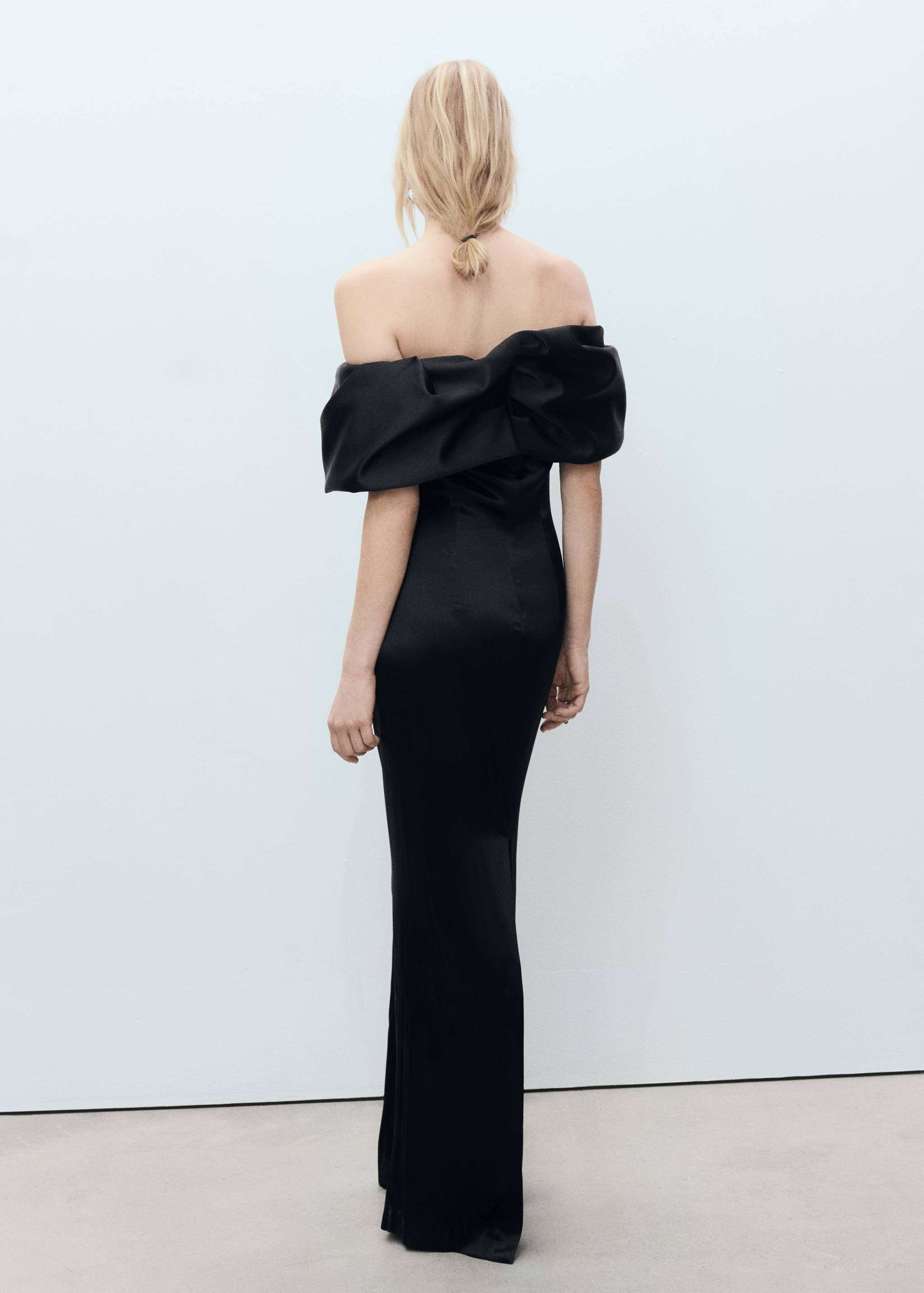 Satijnen off-shoulder jurk met volume - Achterkant van het artikel