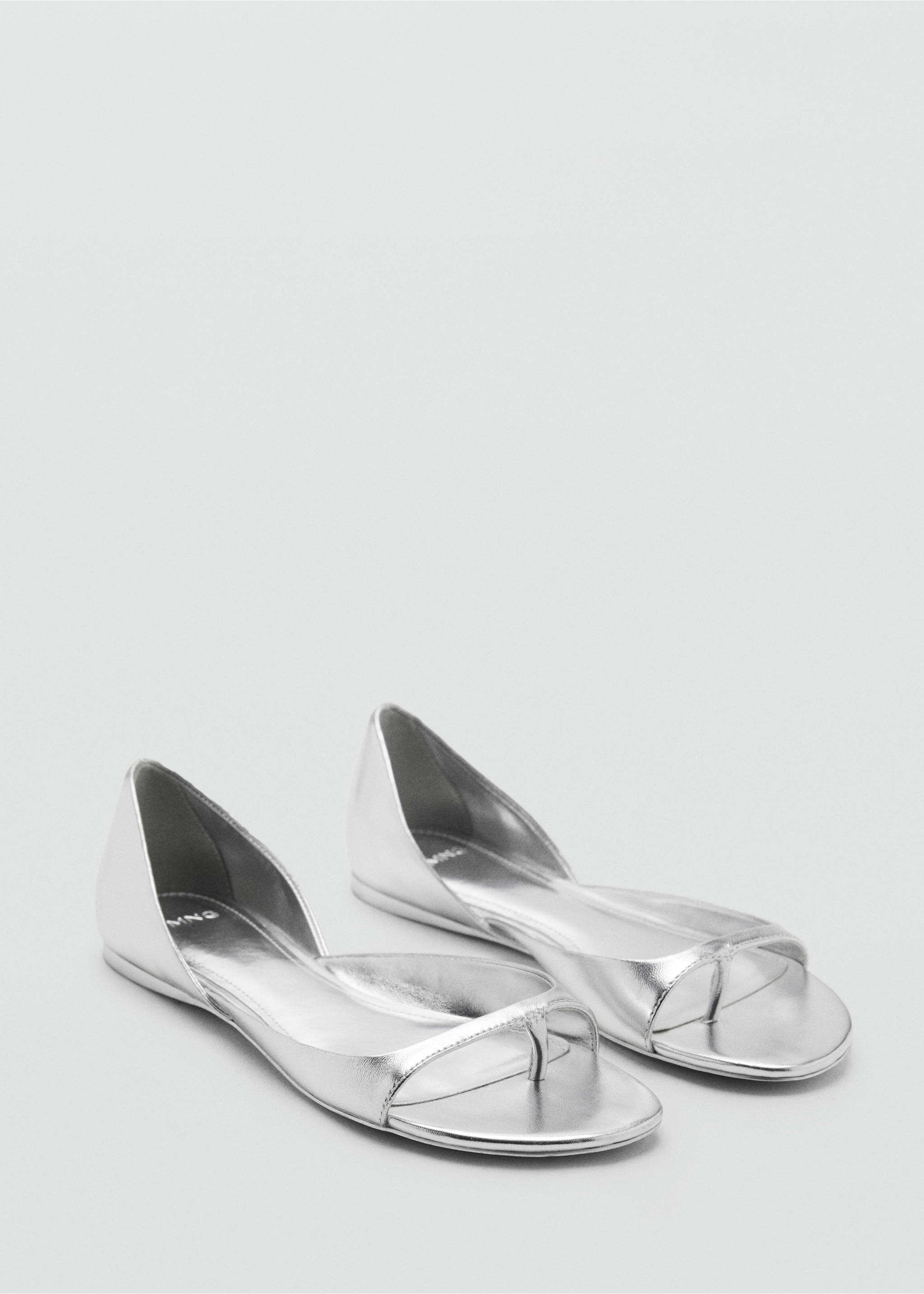 Metallic silver flat sandals with a thong strap design., Silver. Ref: 87006713-00.