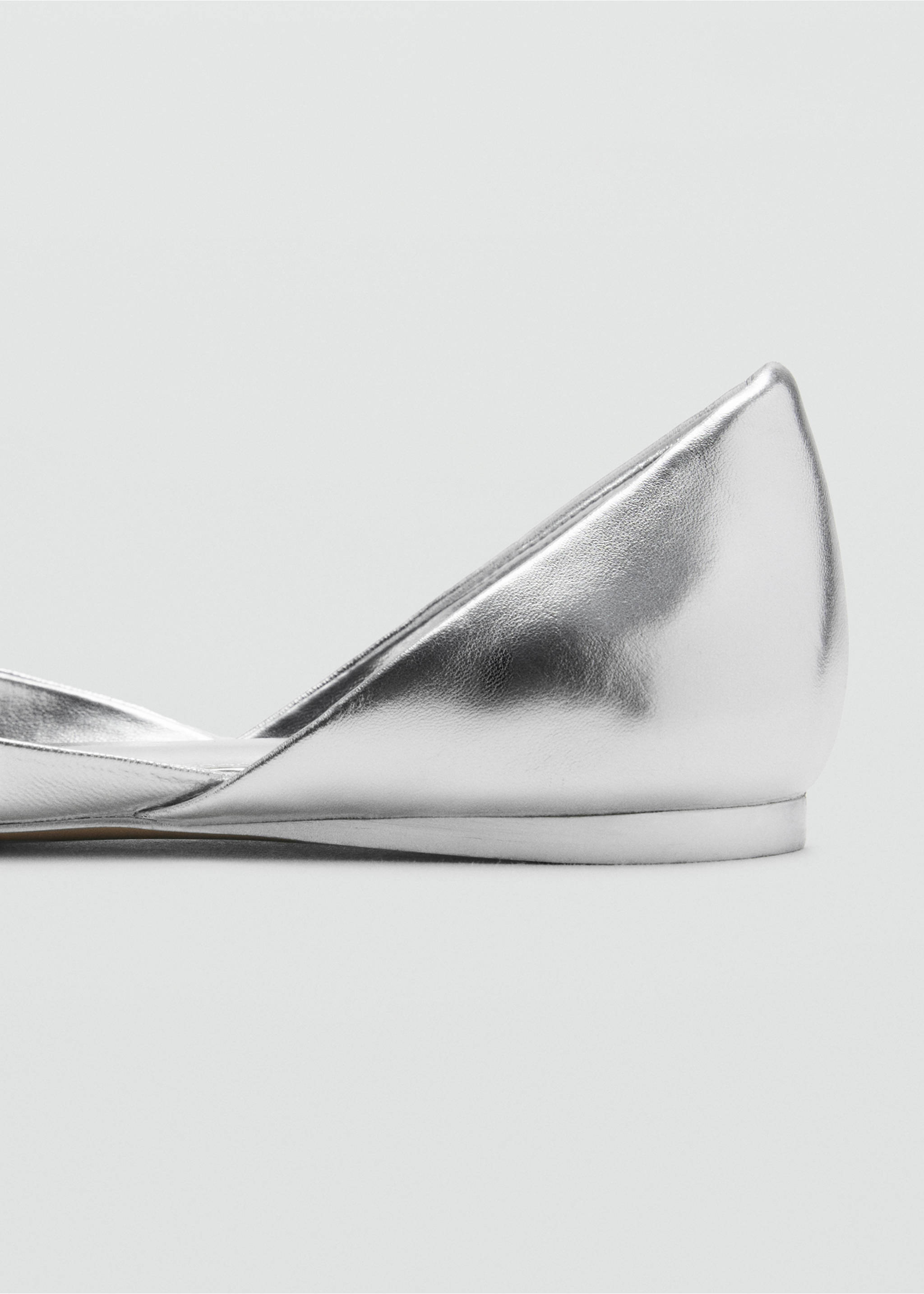 Close-up of the heel detail of a silver metallic flat sandal., Silver. Ref: 87006713-00.