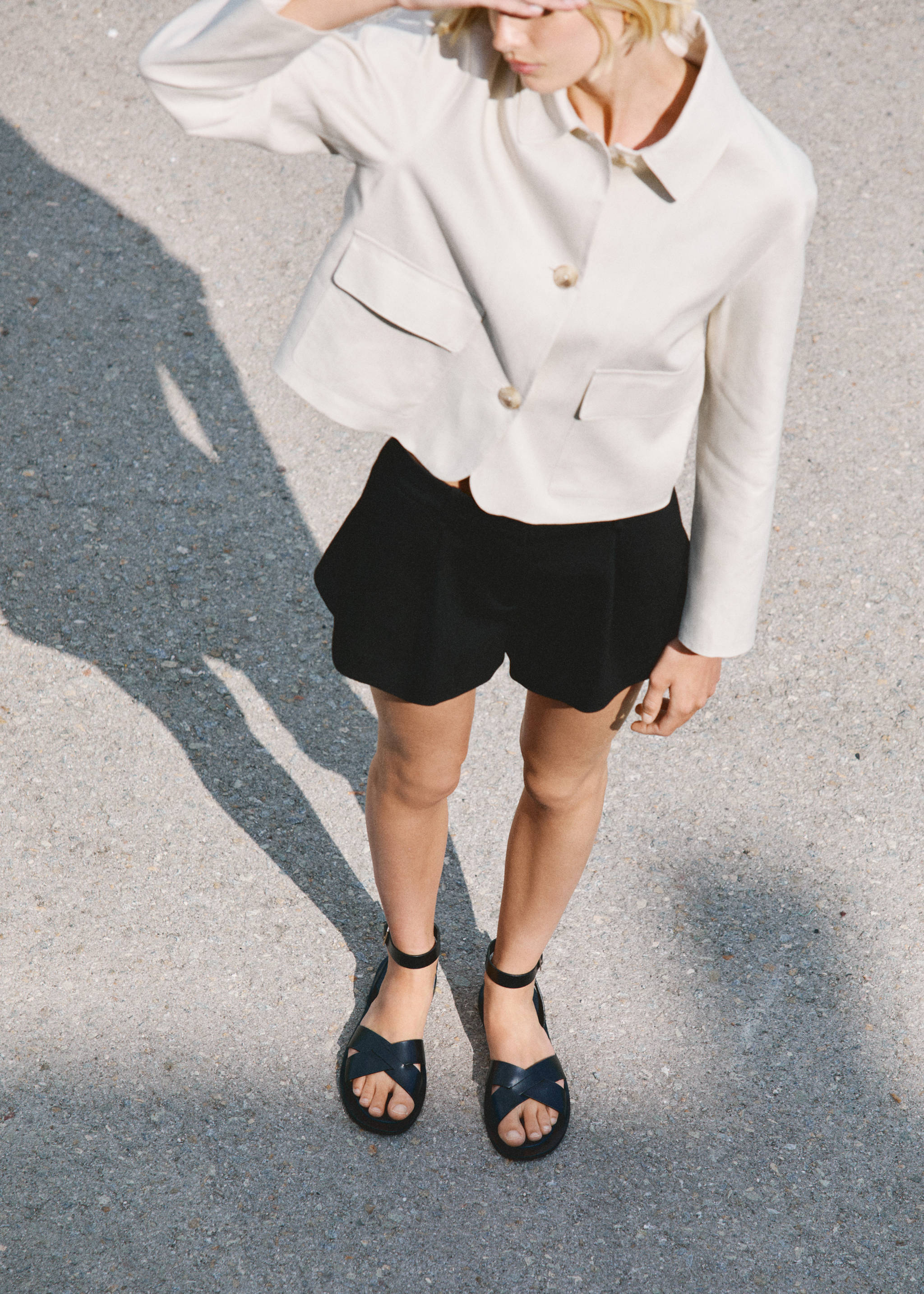 Sandal med remmar med spänne i läder - Allmän bild