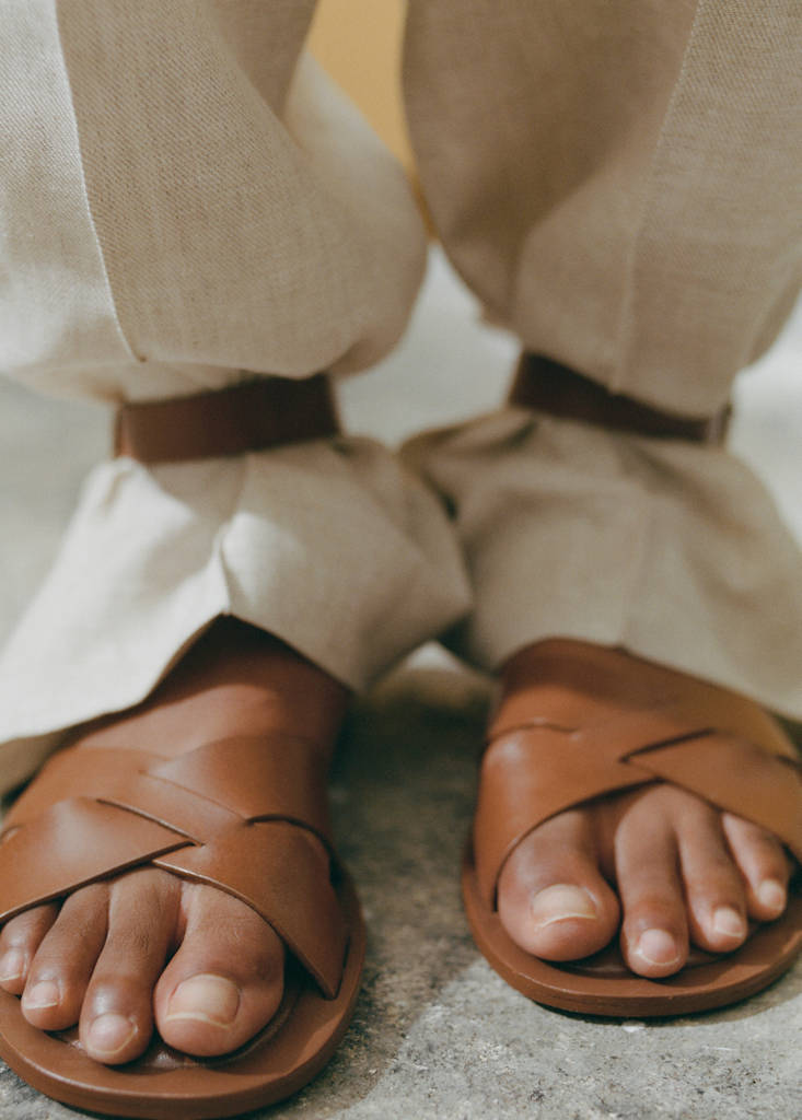 Leather sandals with buckle strap — Leather