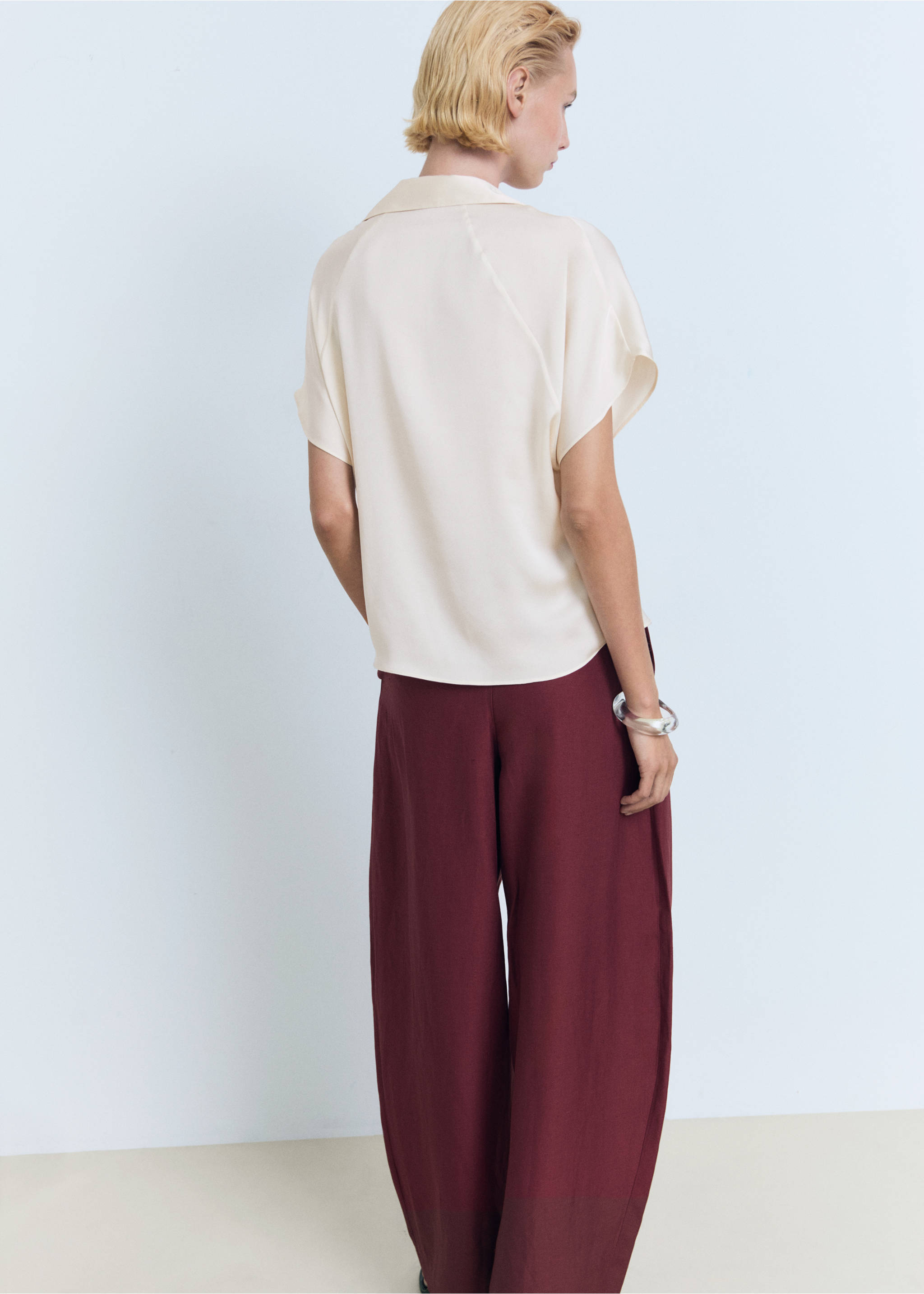Short-sleeved satin shirt - Reverse of the article, Off White. Ref: 87007185-00.