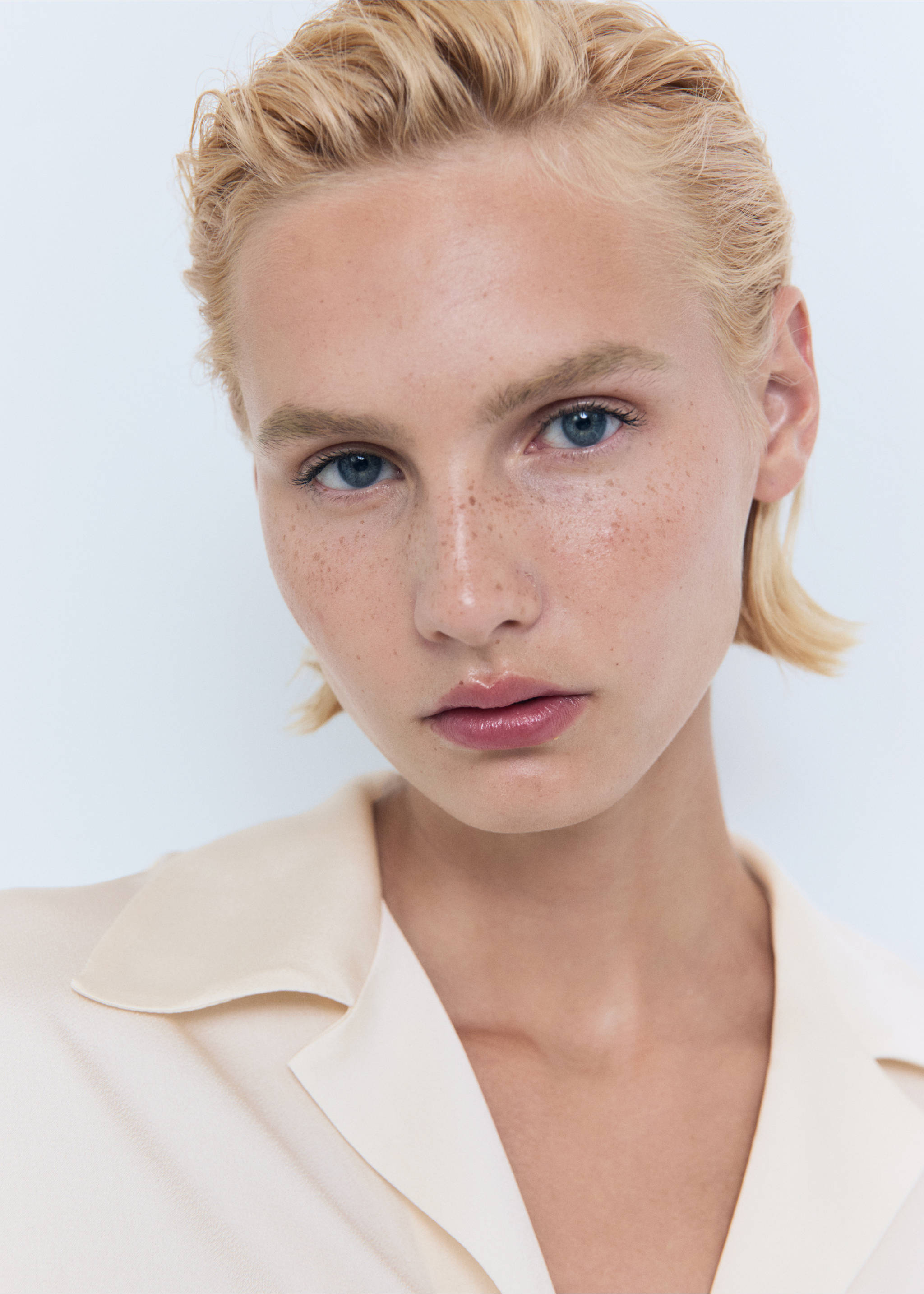 Short-sleeved satin shirt - Details of the article 1, Off White. Ref: 87007185-00.