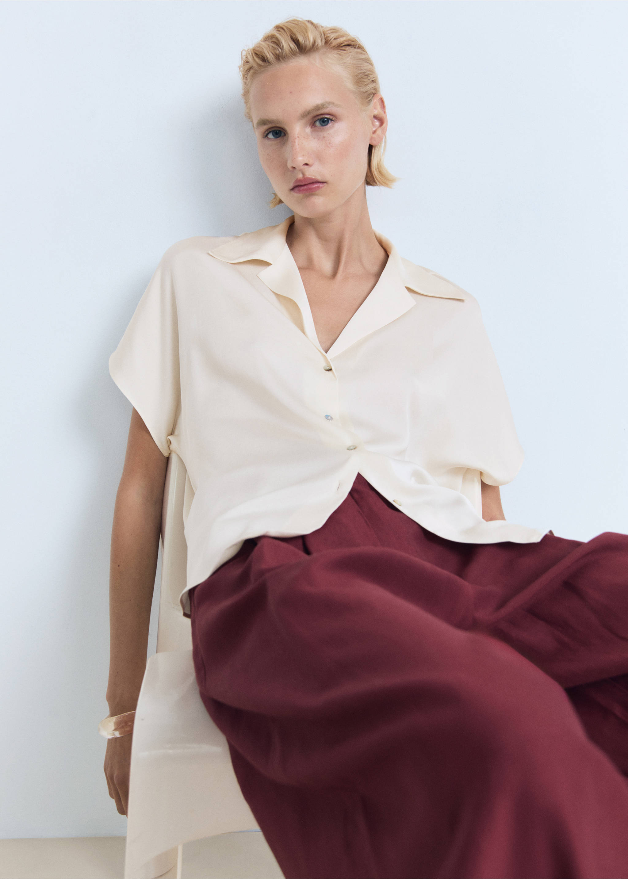 Short-sleeved satin shirt - Details of the article 2, Off White. Ref: 87007185-00.