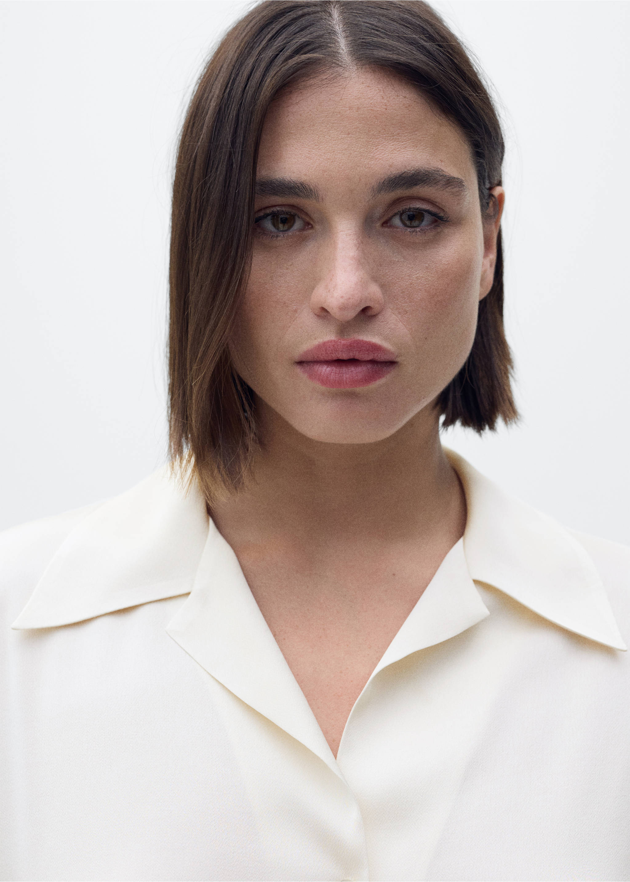 Short-sleeved satin shirt - Details of the article 4, Off White. Ref: 87007185-00.