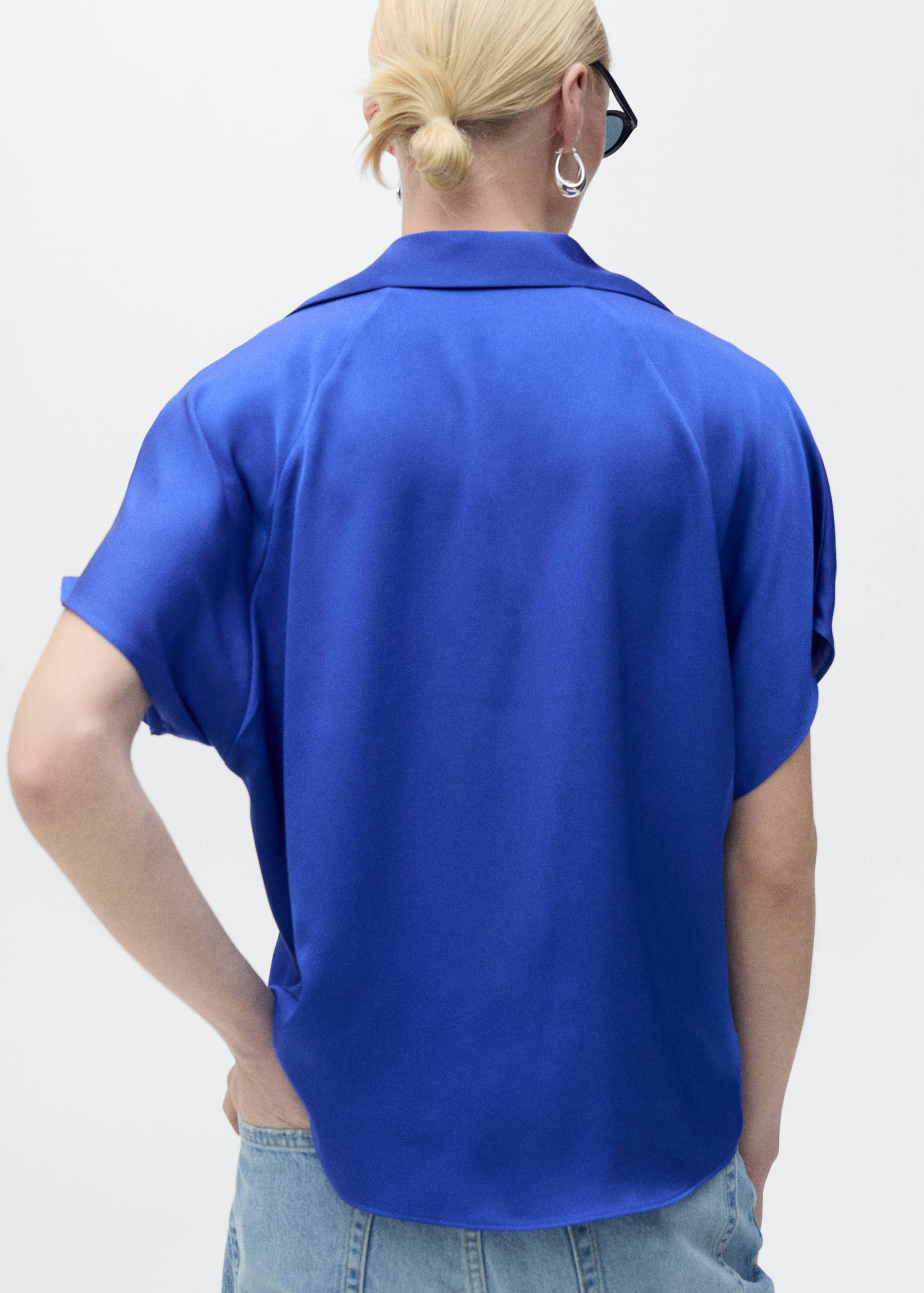 Short-sleeved satin shirt - Reverse of the article