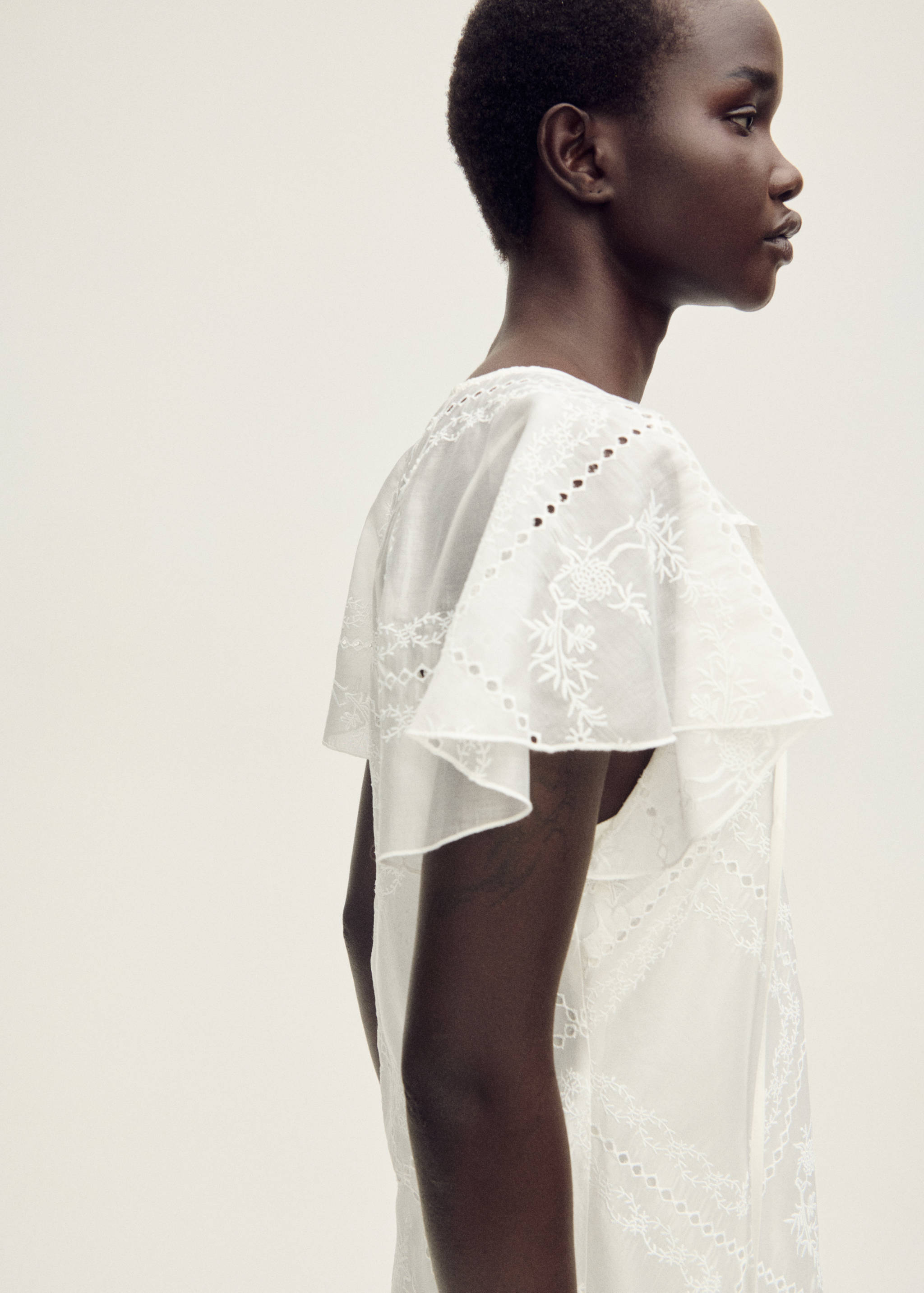 Robe brodée détails ajourés - Plan moyen