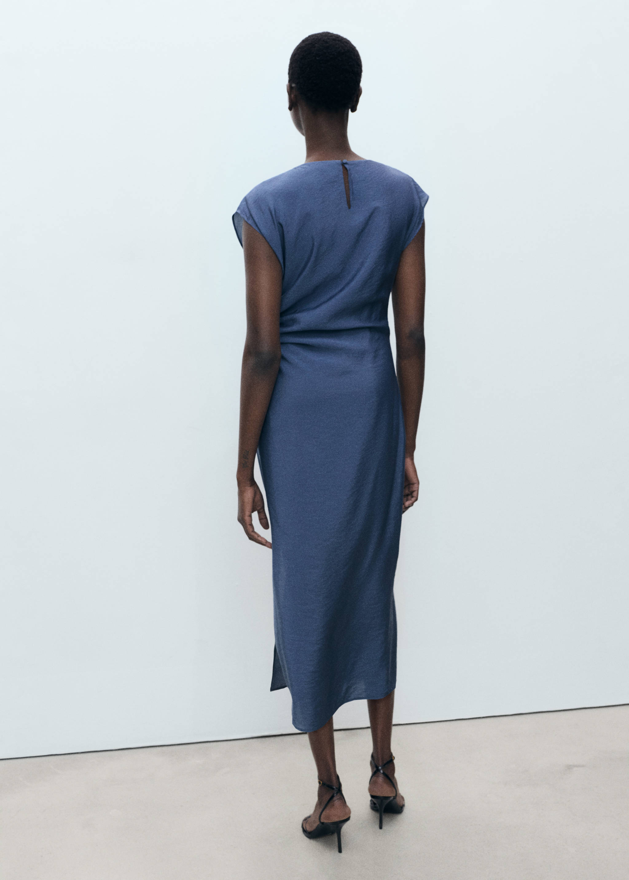 Прямое платье с драпировкой - Обратная сторона изделия