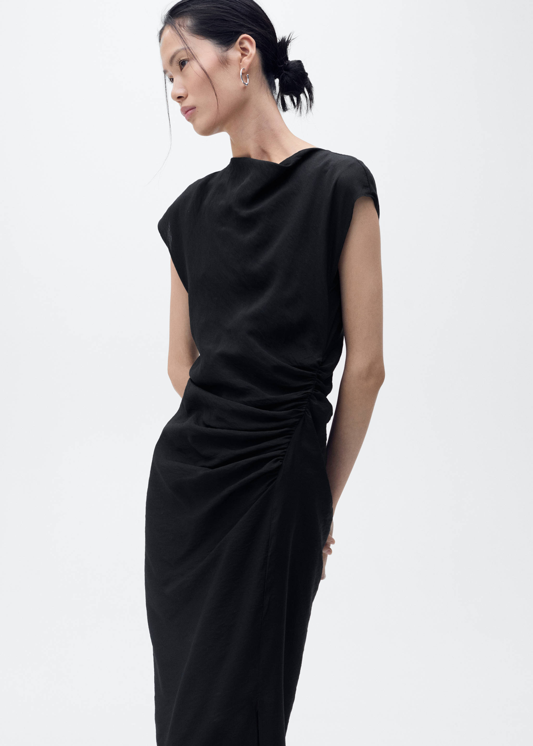 Прямое платье с драпировкой - Средний план